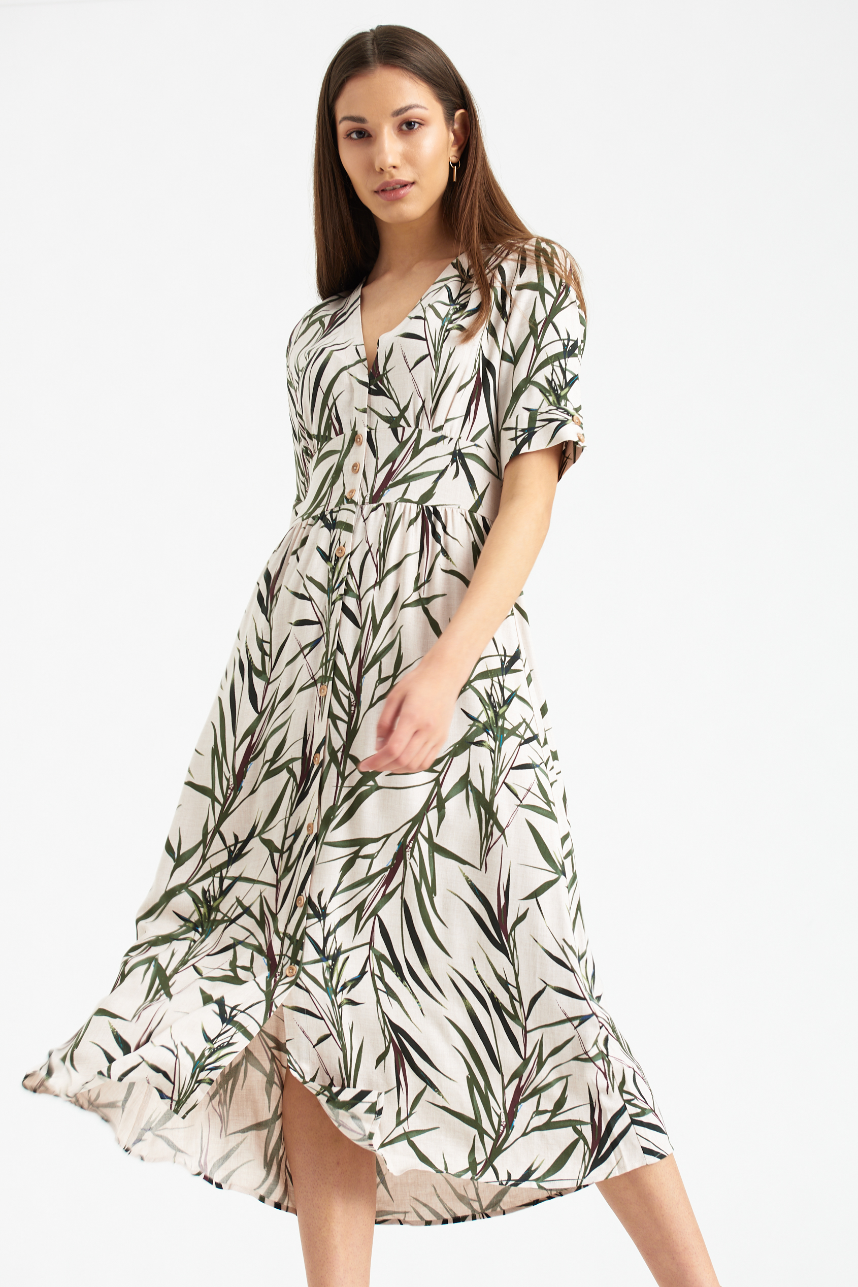 Wiskozowa sukienka z podkreśloną talią, roślinny nadruk