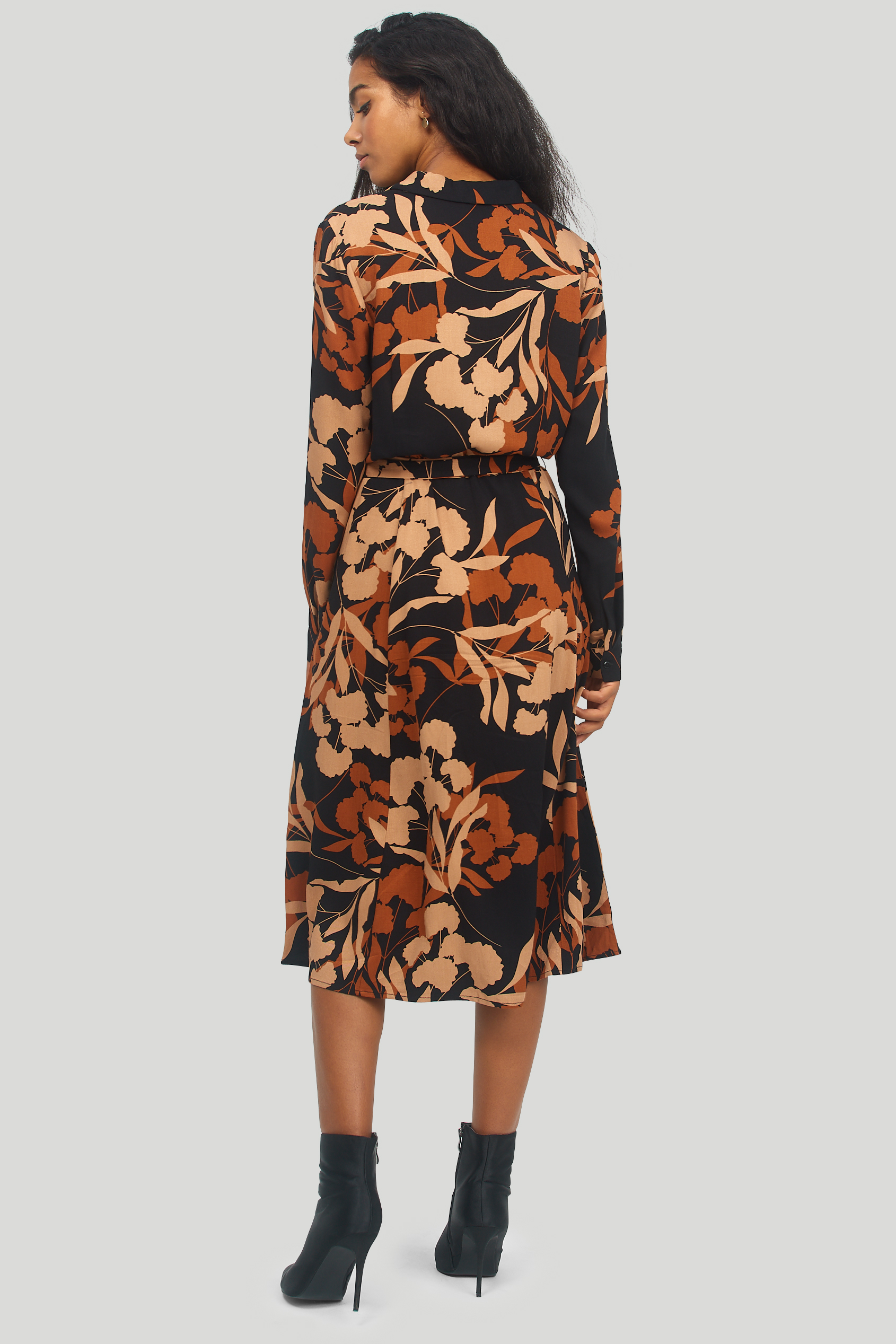 Sukienka midi z beżowo-brązowym nadrukiem w kwiaty