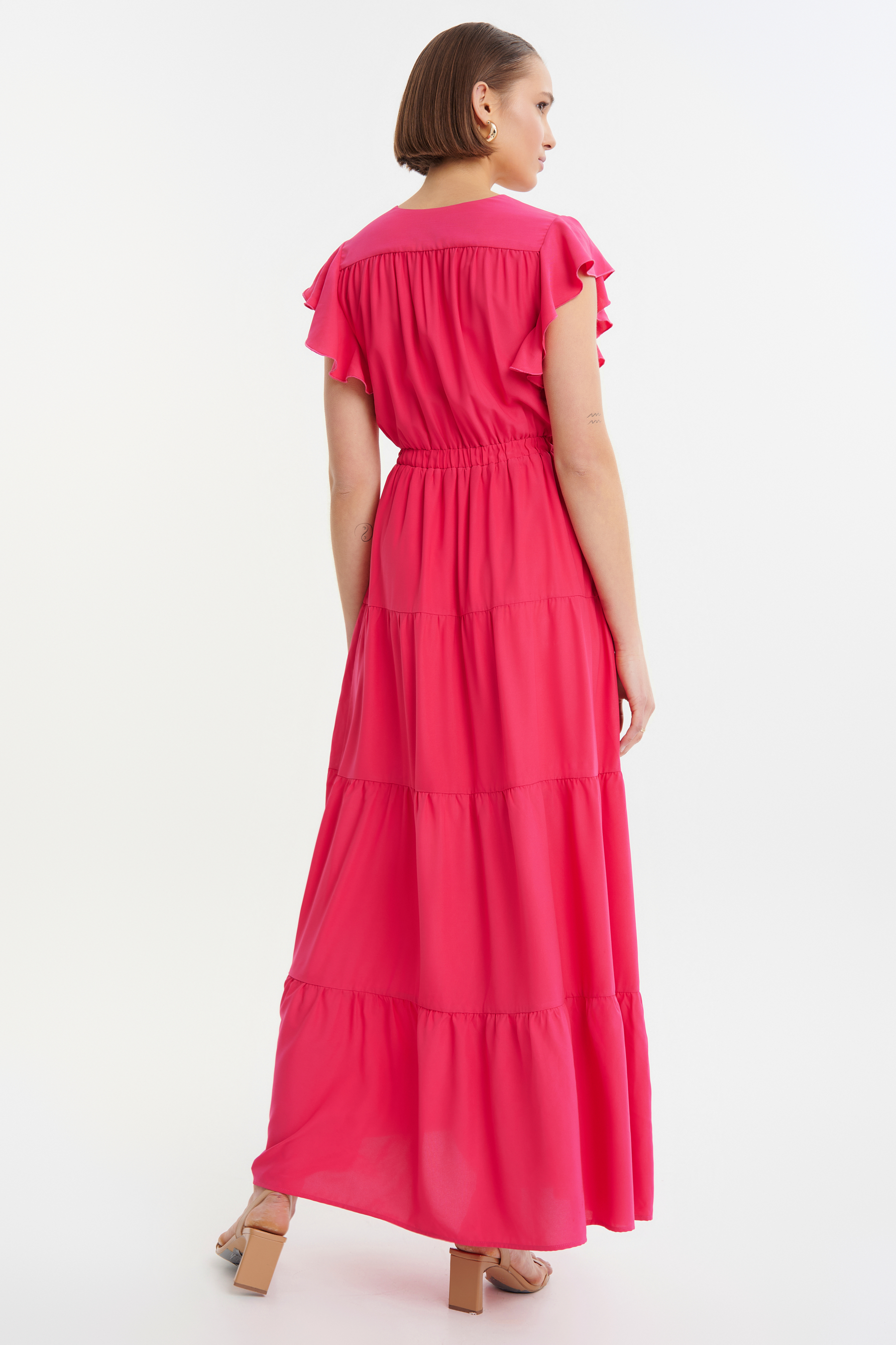 Różowa sukienka maxi z falbaną