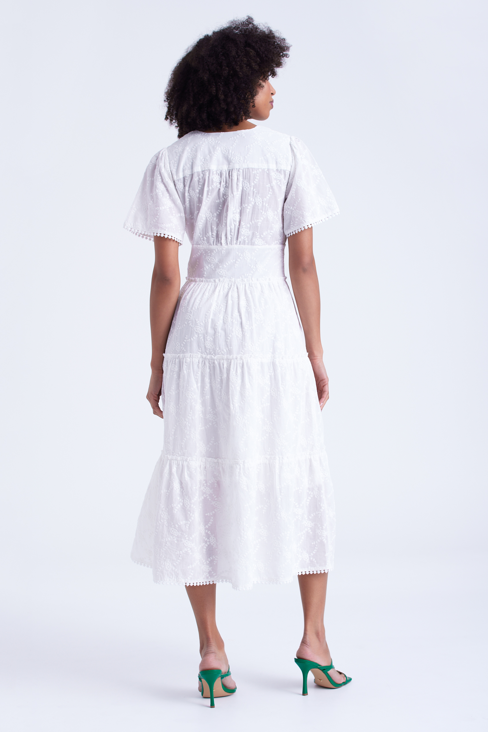 Biała, haftowana sukienka z falbaną