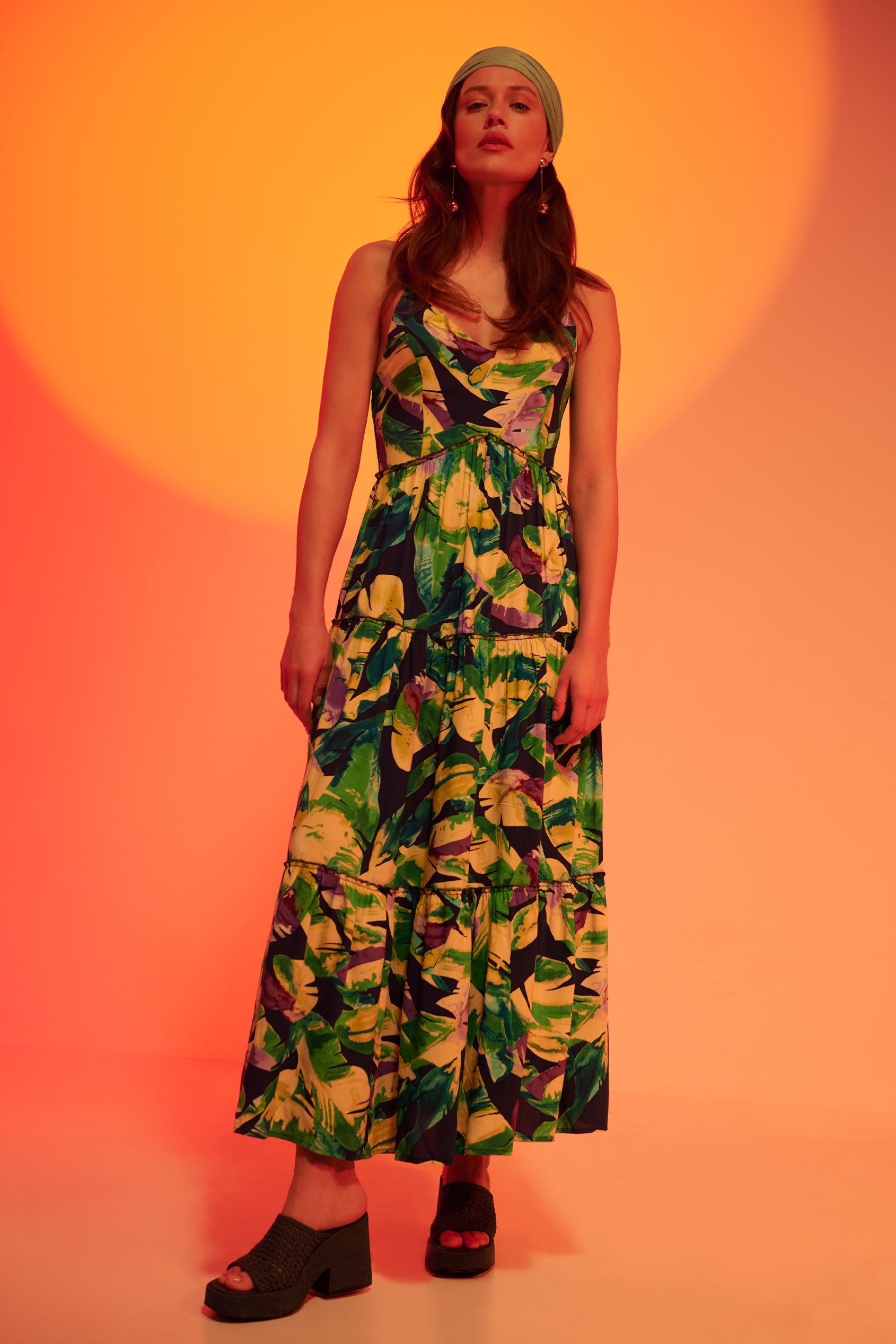Sukienka maxi w tropikalny print