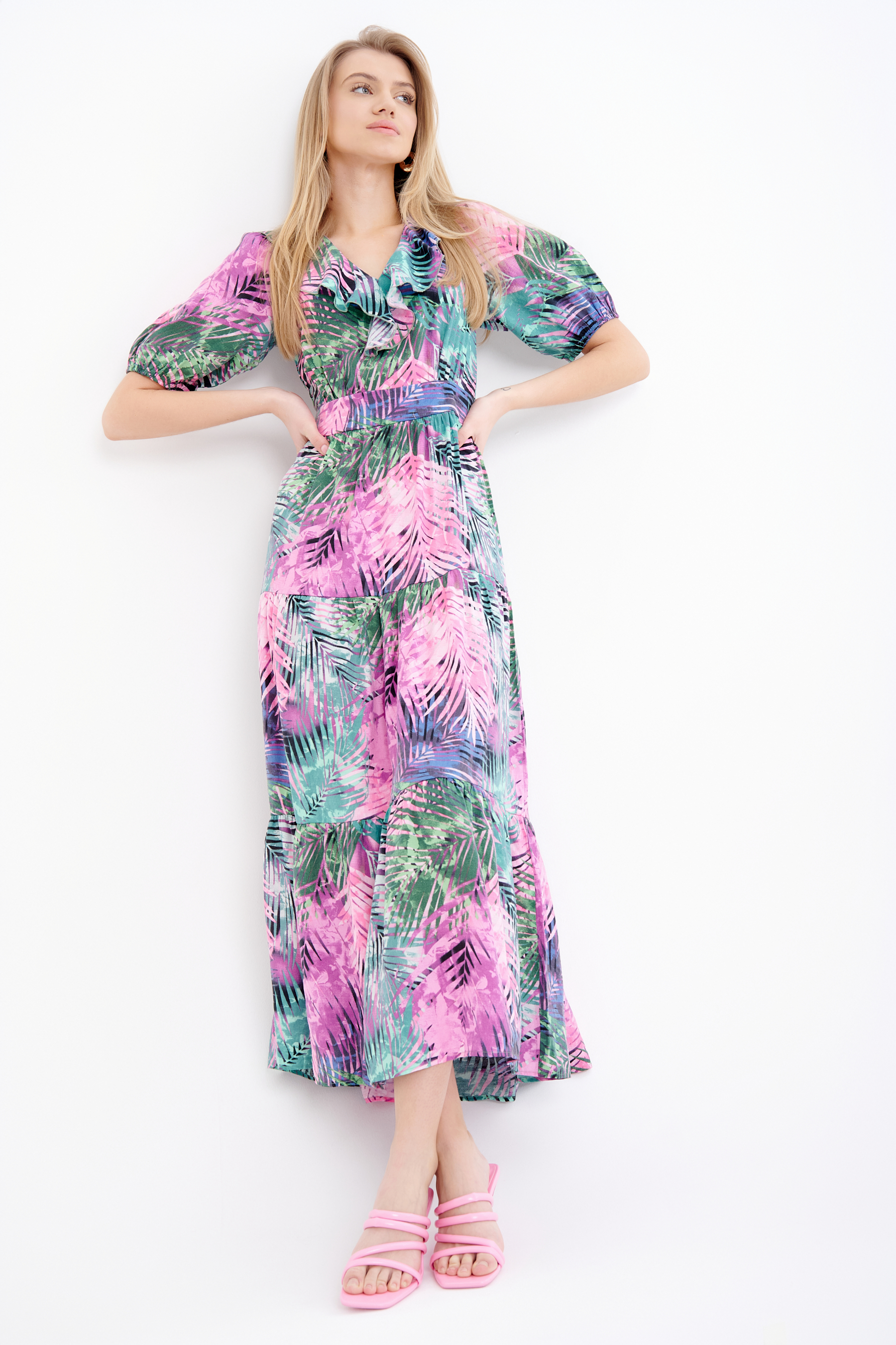 Różowo-zielona sukienka maxi z printem tropic