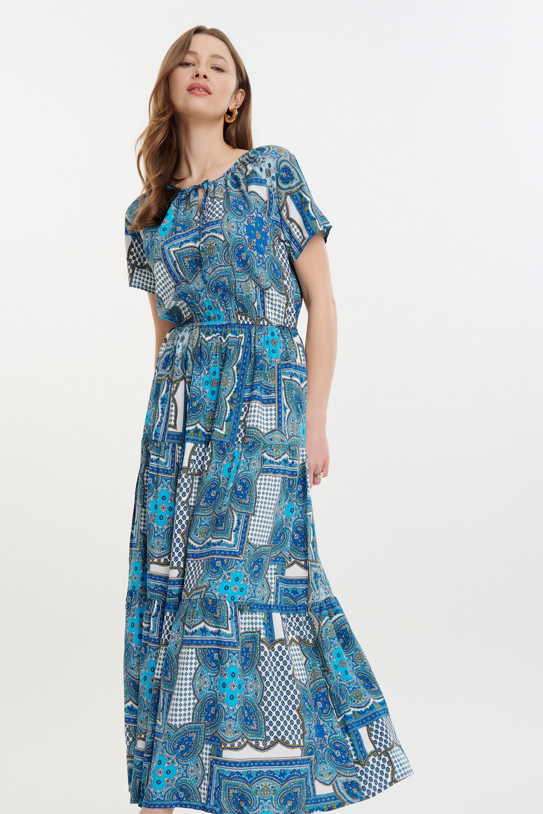 Błękitna sukienka maxi z wiązaniem przy dekolcie