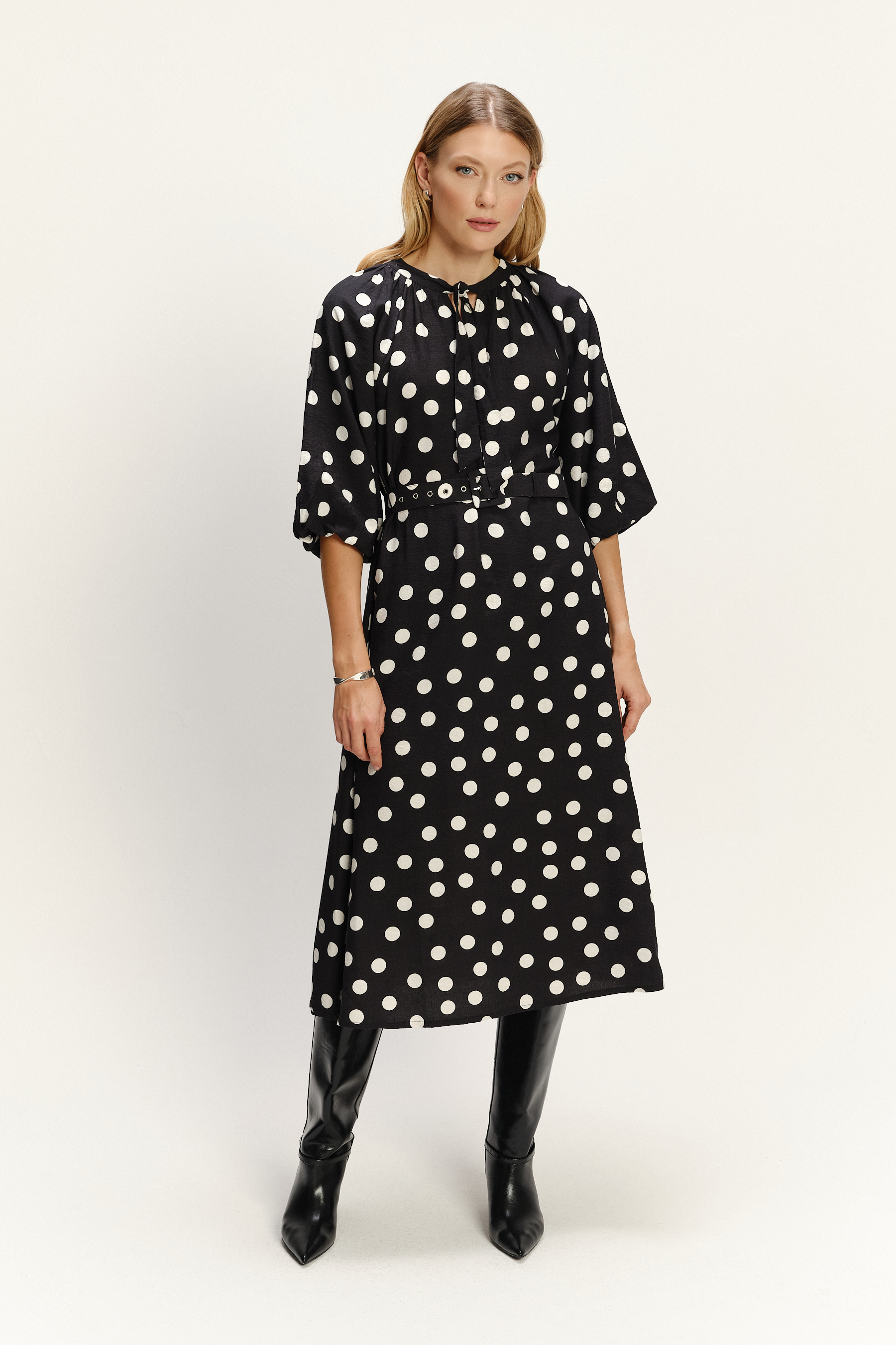 Czarna sukienka midi z nadrukiem w kropki