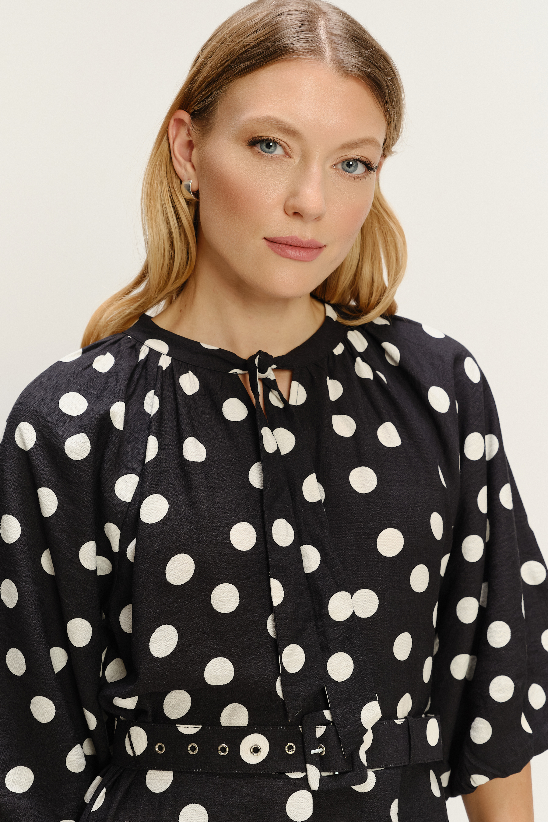 Czarna sukienka midi z nadrukiem w kropki