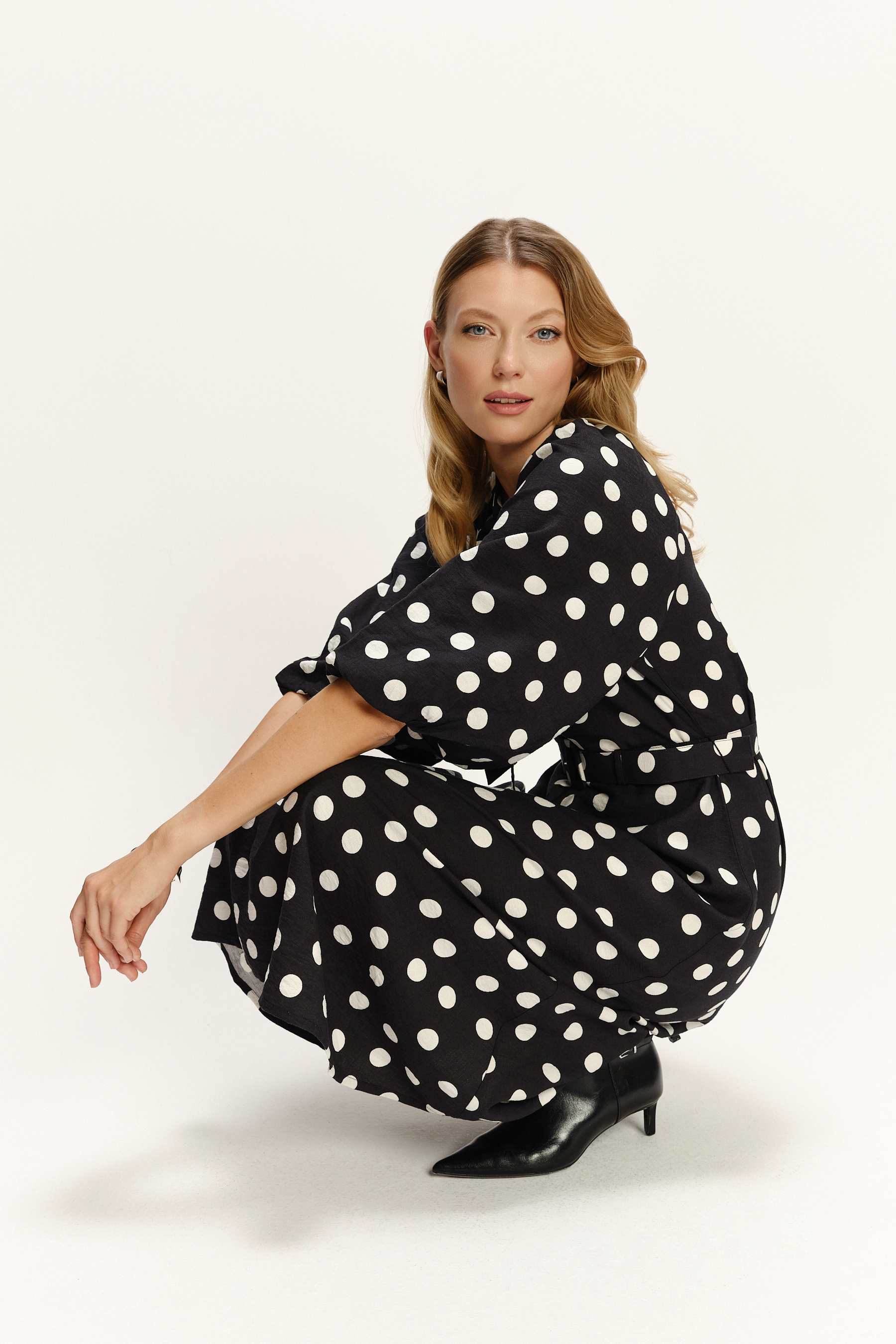 Czarna sukienka midi z nadrukiem w kropki