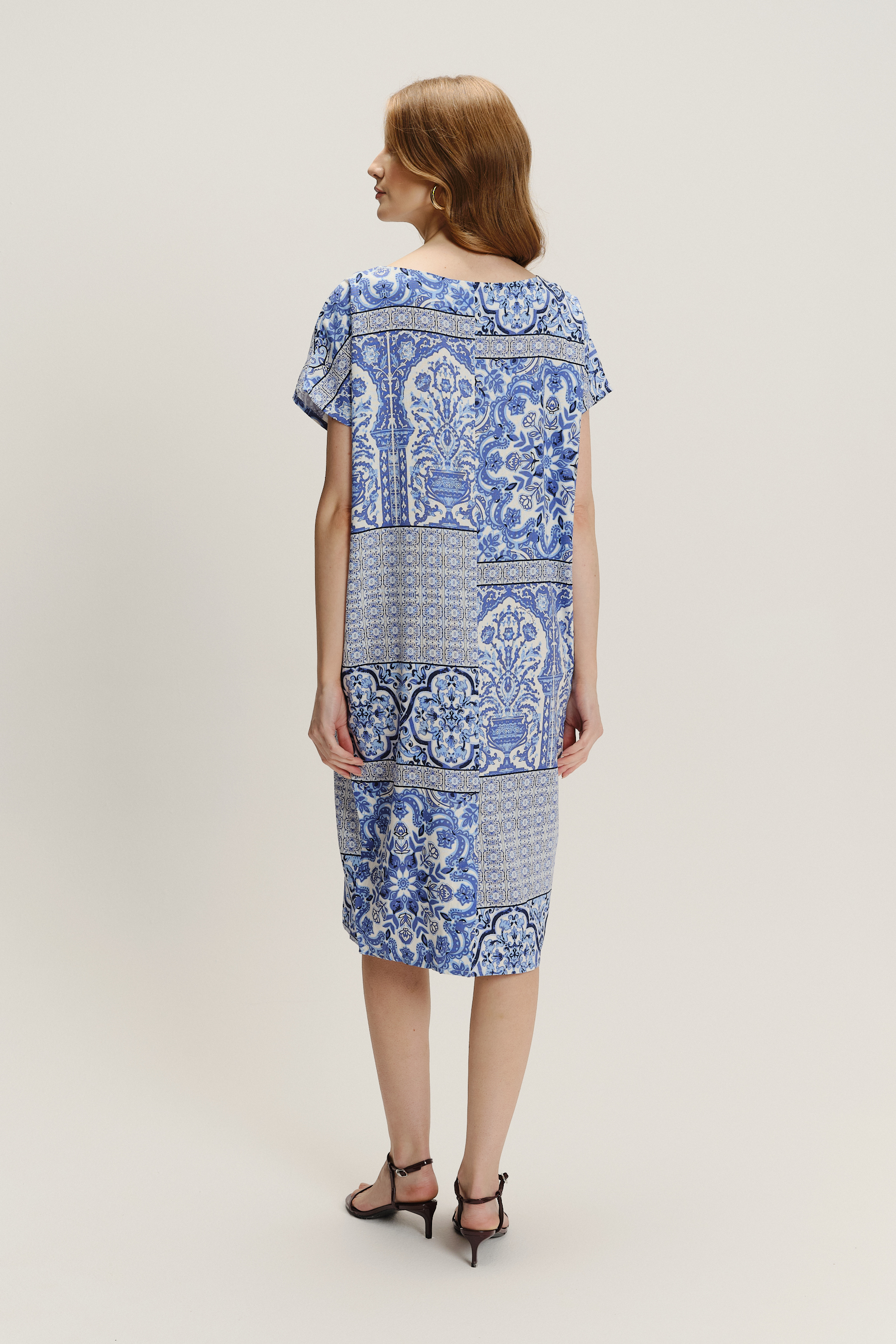 Sukienka oversize z niebieskim wzorem w stylu etno