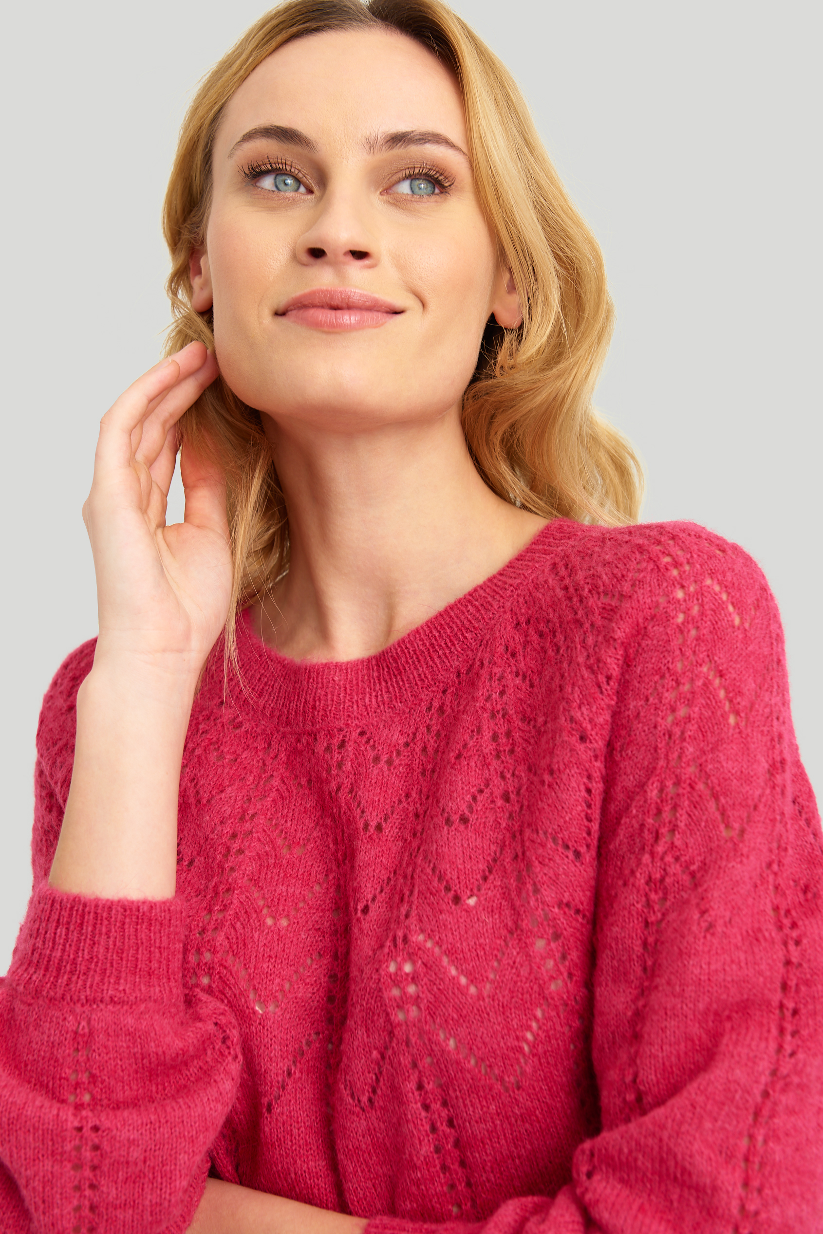 Miękki, ażurowy sweter w różowym kolorze