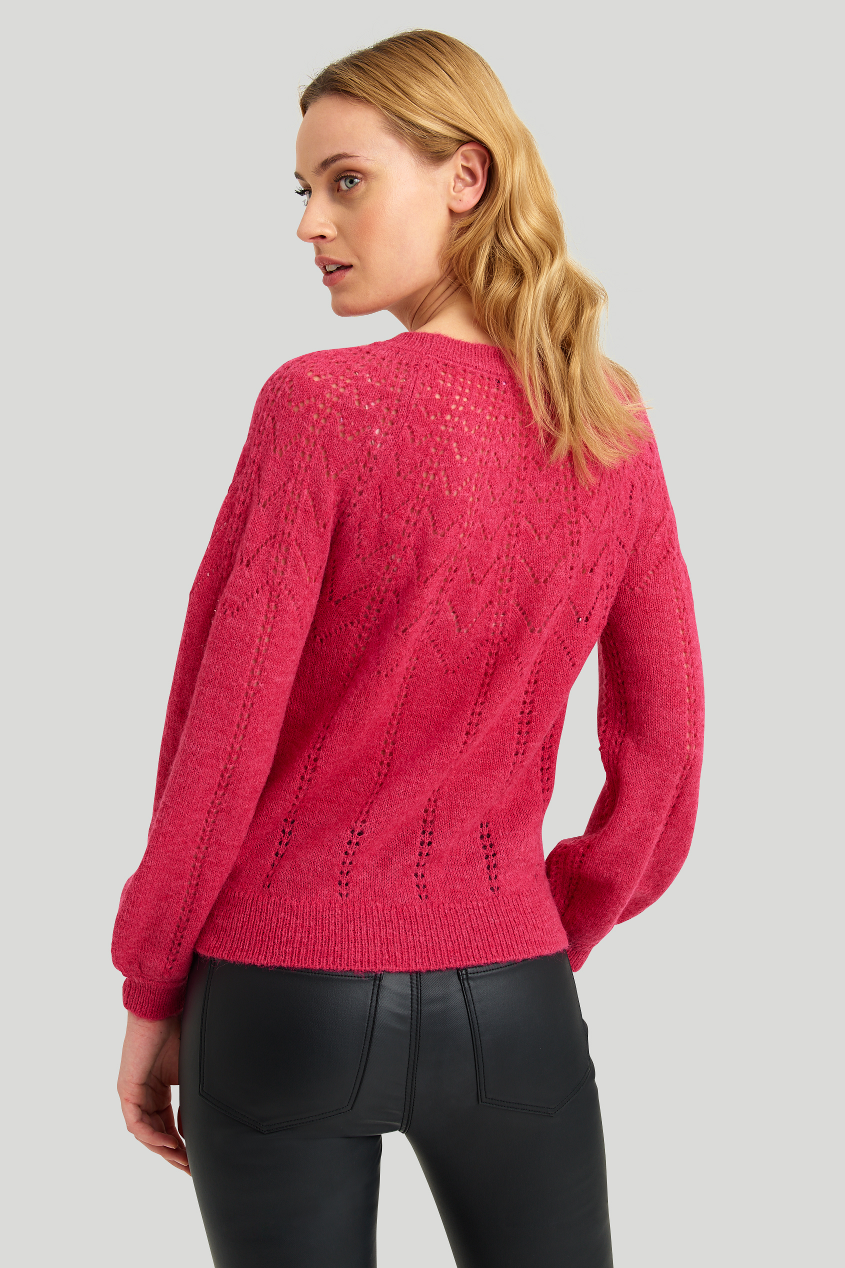 Miękki, ażurowy sweter w różowym kolorze