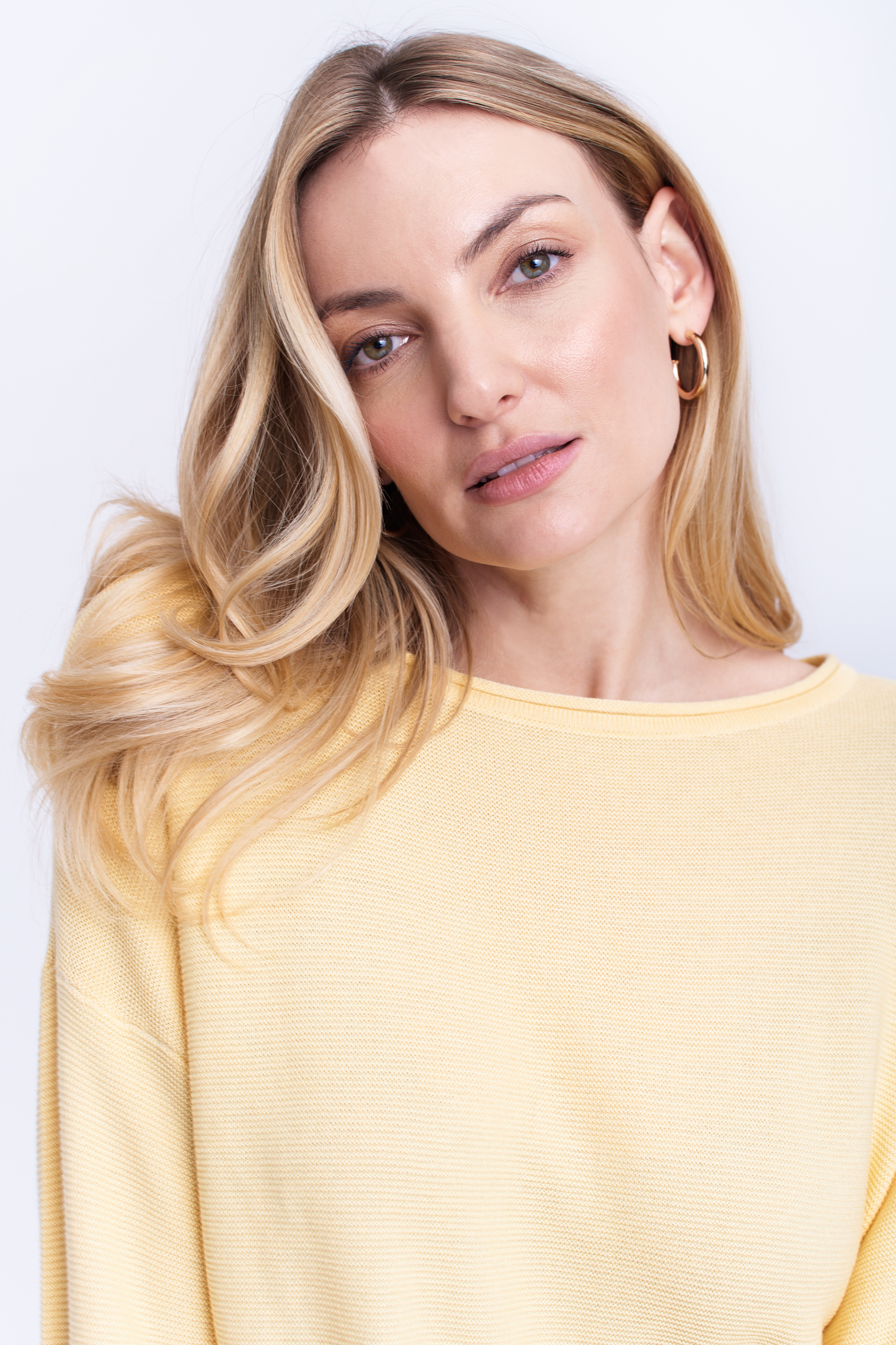 Żółty sweter z wiązaniem