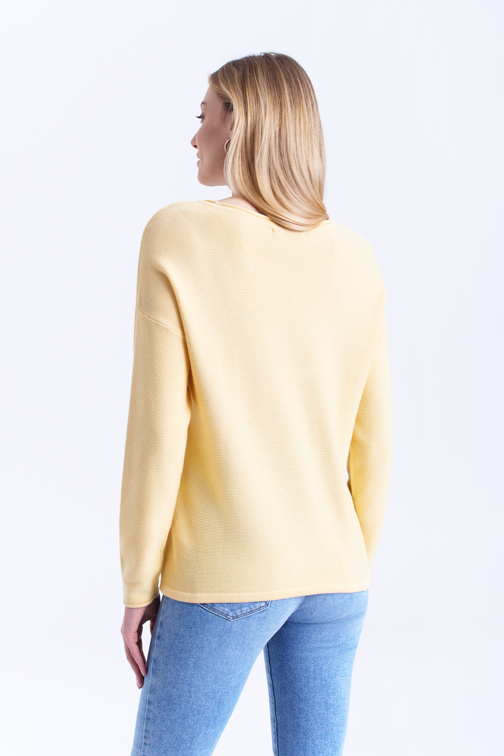 Żółty sweter z wiązaniem