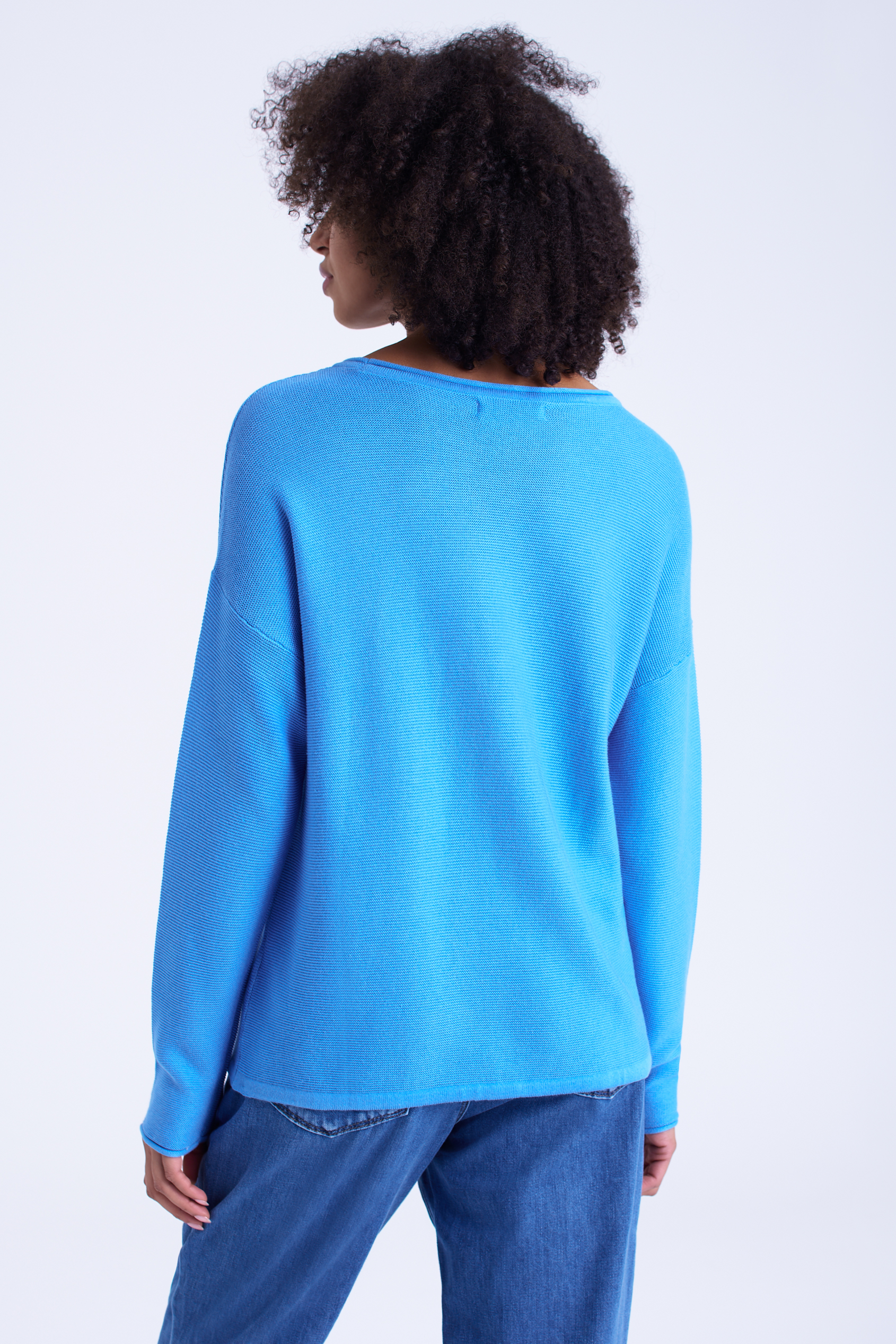 Błękitny sweter z wiskozy i bawełny