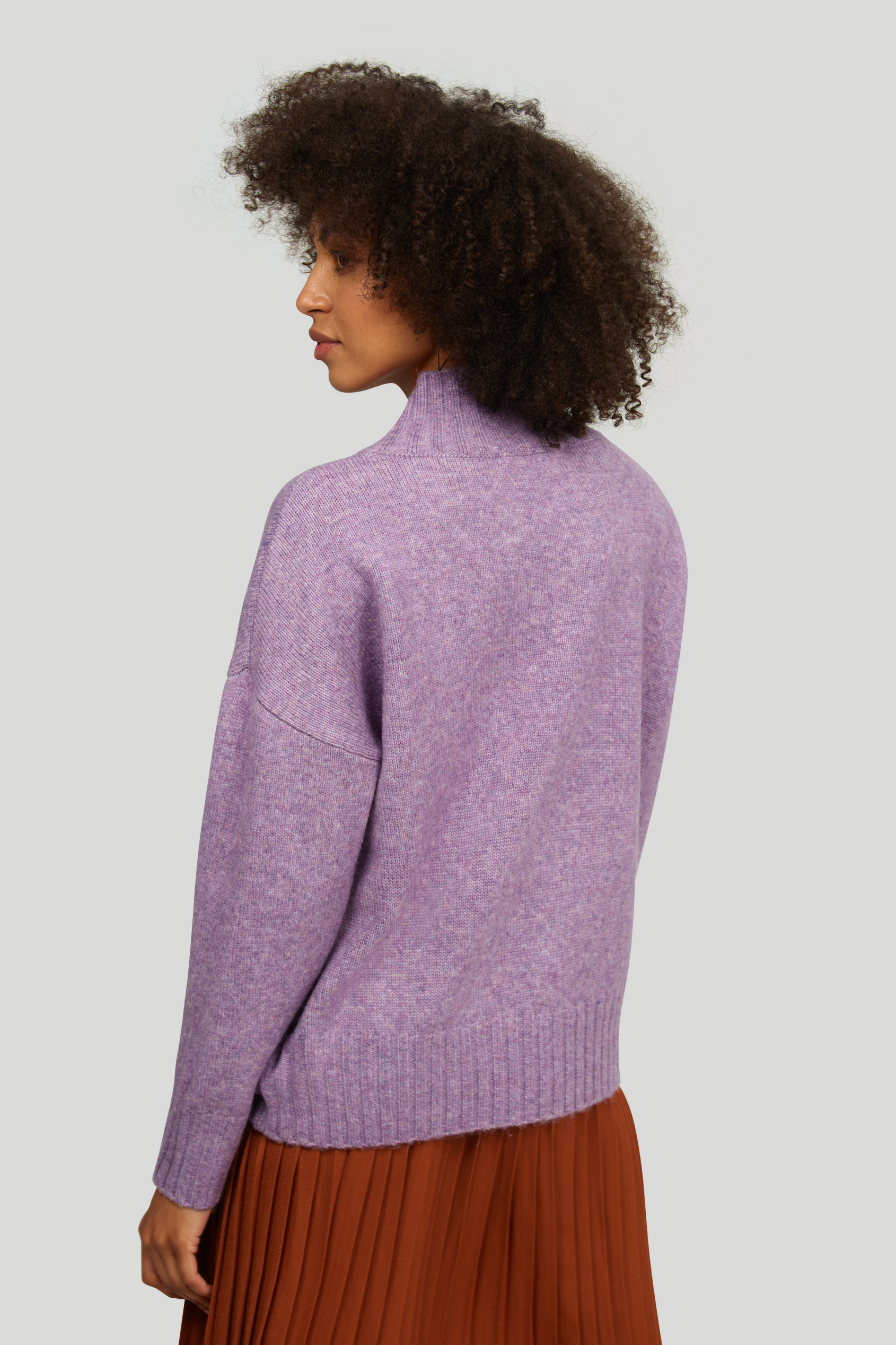 Sweter o luźnym fasonie, z półgolfem