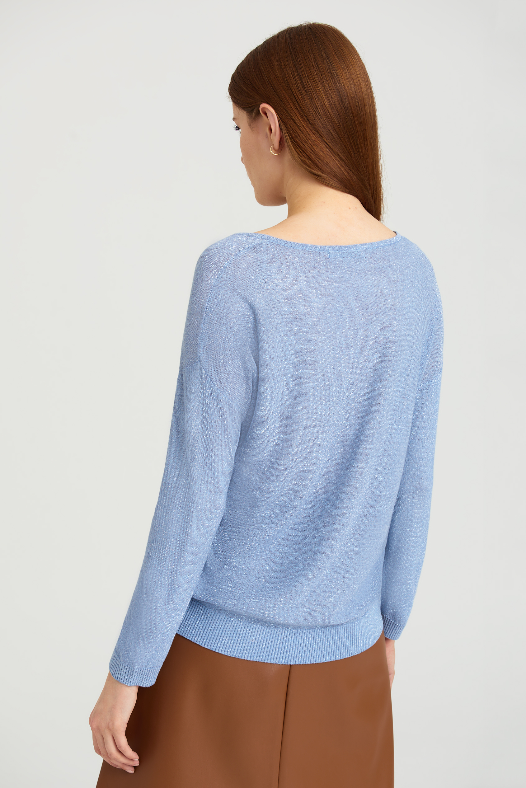 Błękitny sweter z błyszczącą nitką