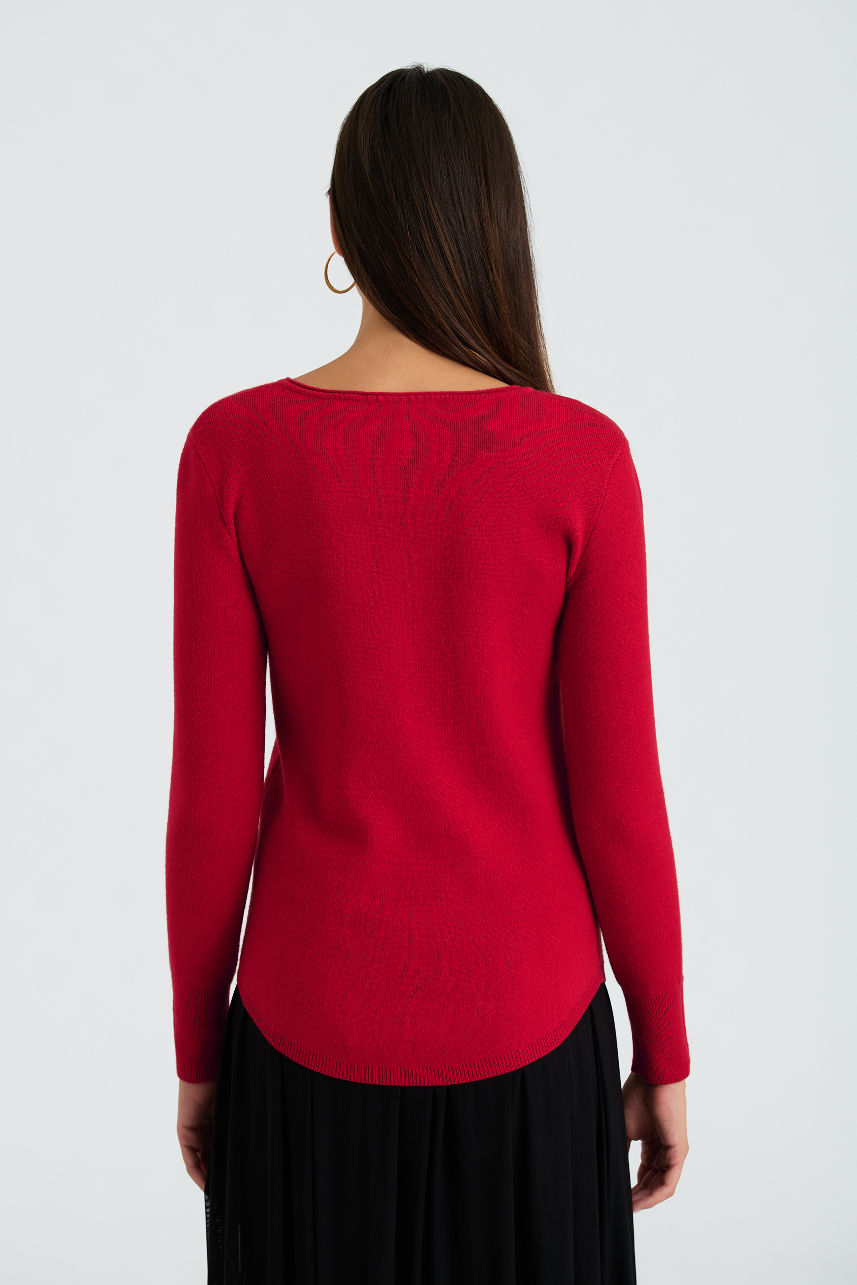 Elegancki sweter z dekoracyjnymi zatrzaskami, czerwony