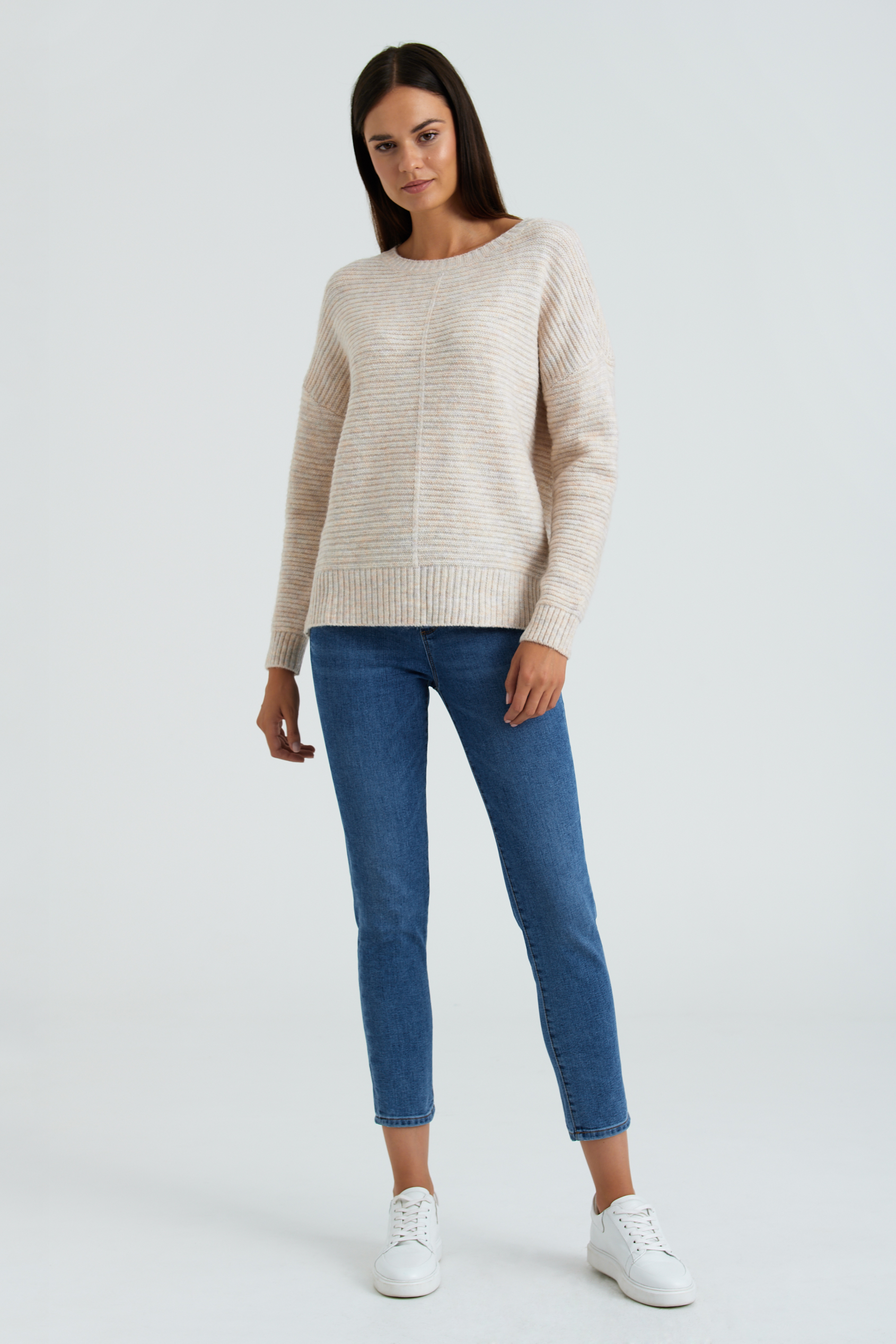Kremowy sweter z dzianiny strukturalnej w prążek, fason oversize