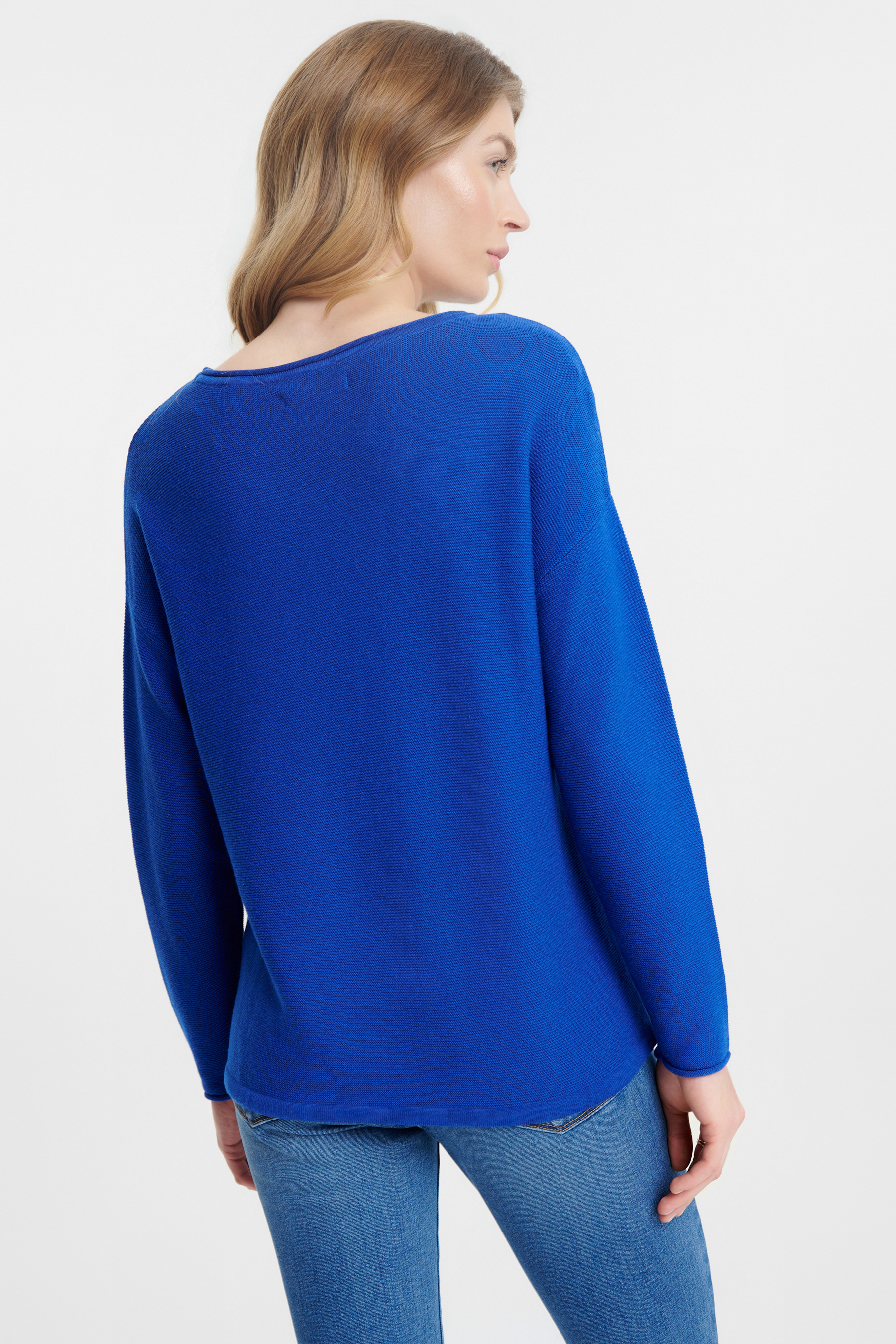 Kobaltowy sweter z troczkami u dołu