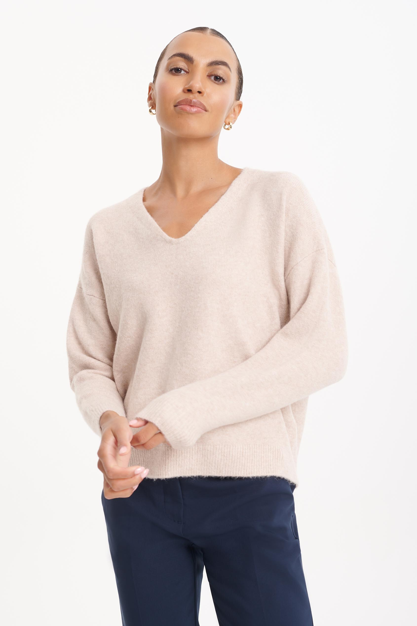 Luźny casualowy sweter w kolorze ecru