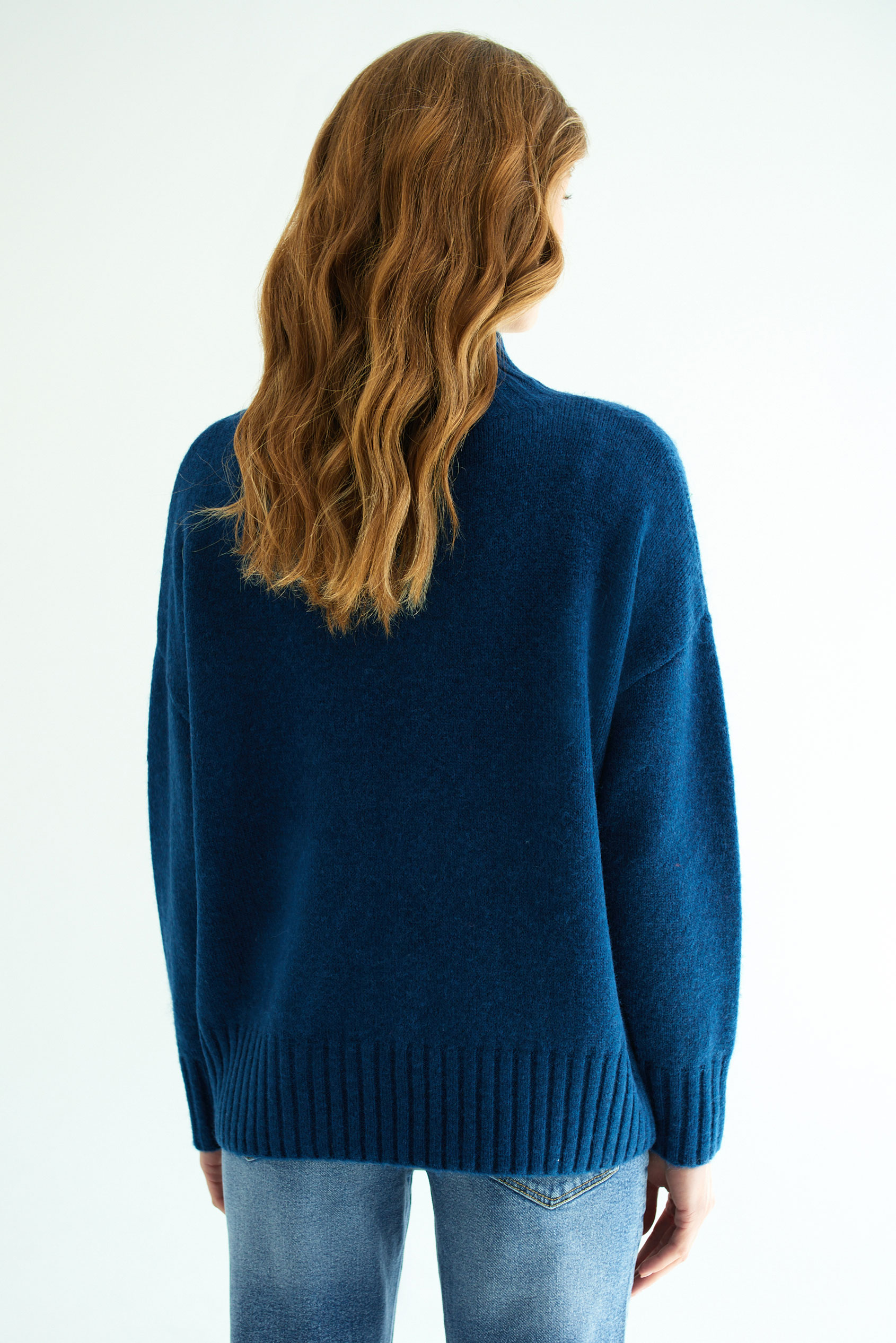Ciemnoniebieski sweter z domieszką wełny, półgolf