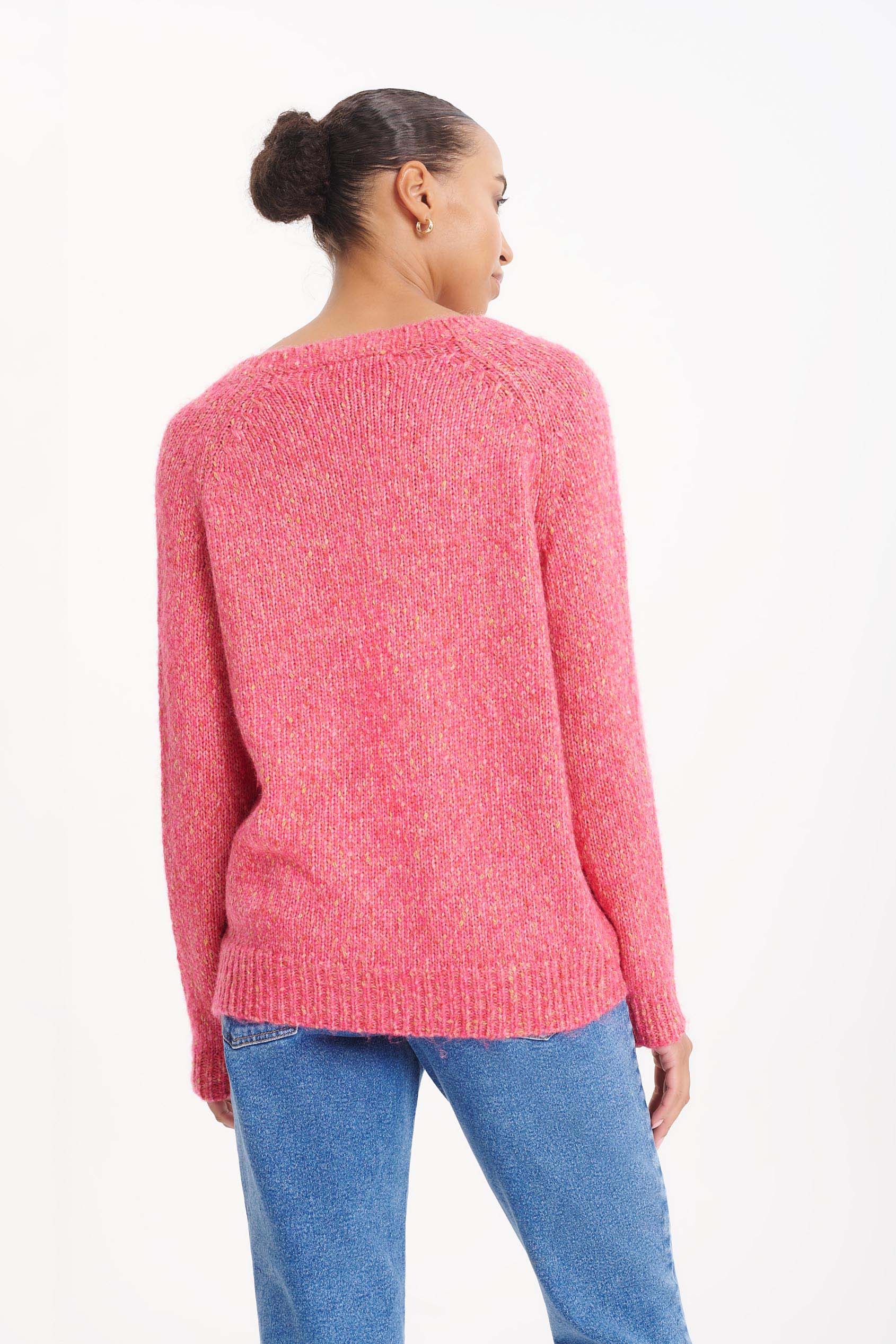 Różowy, prosty sweter z domieszką wełny