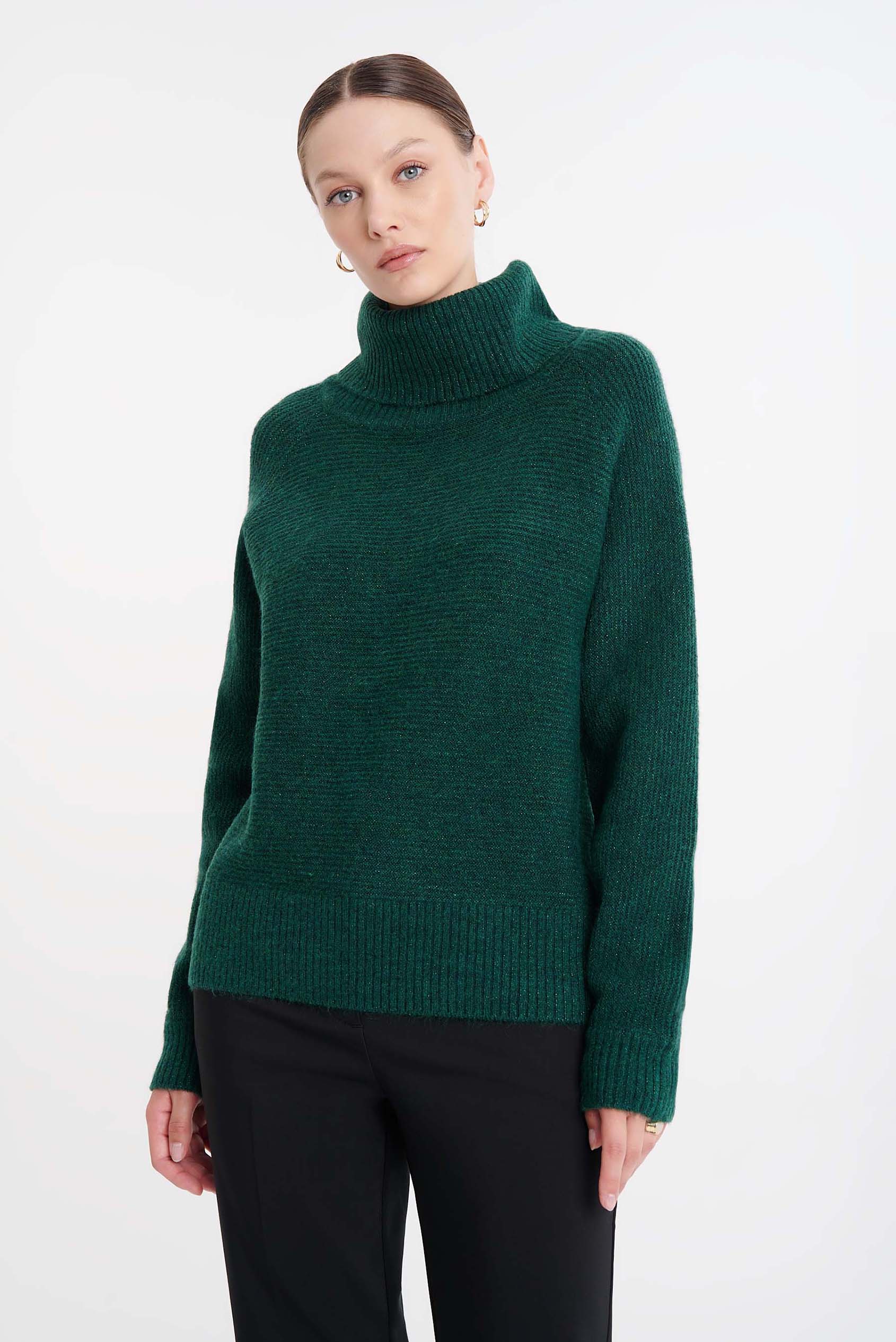 Zielony sweter z metaliczną nitką