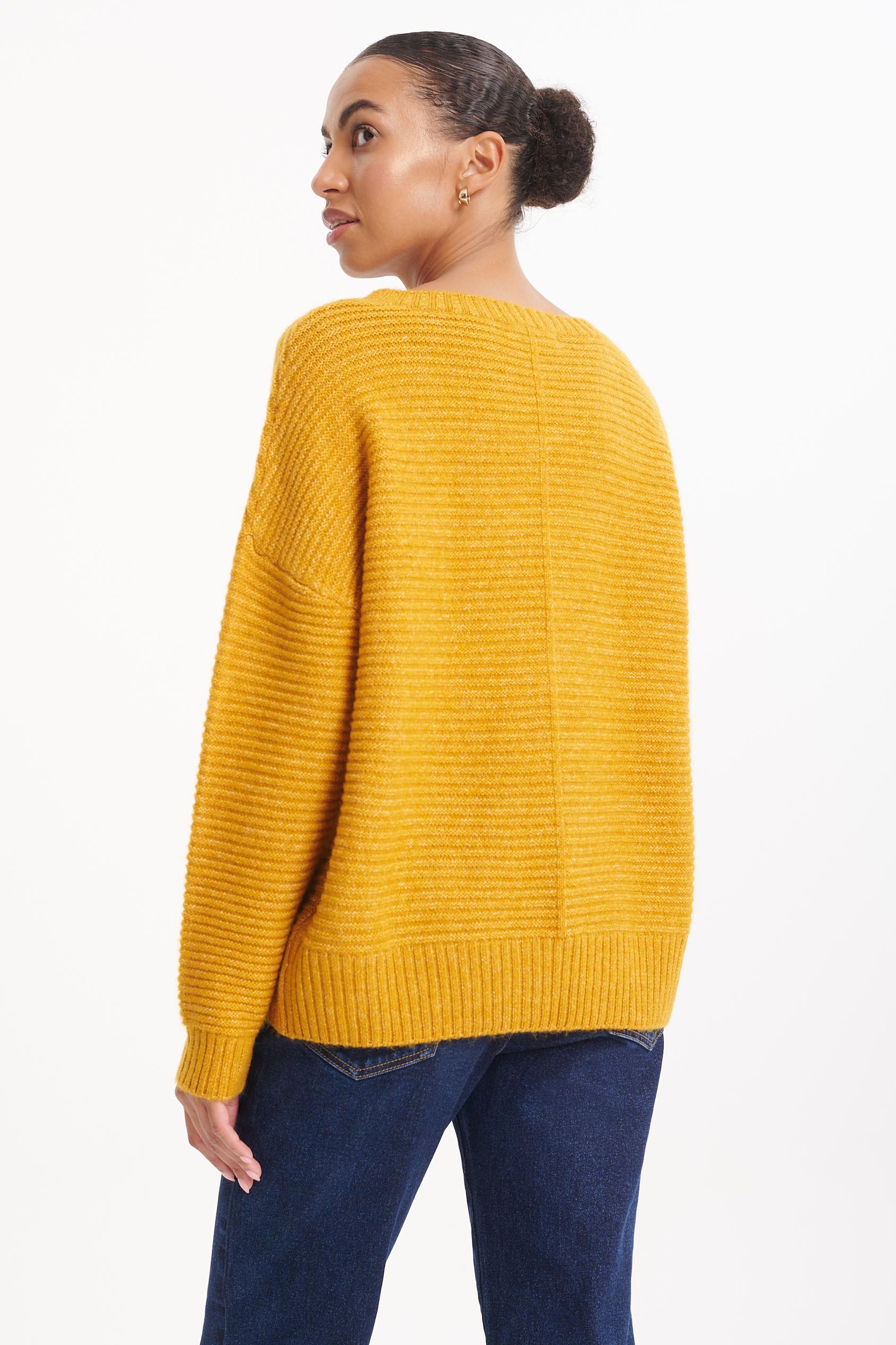 Stylowy sweter w musztardowym kolorze