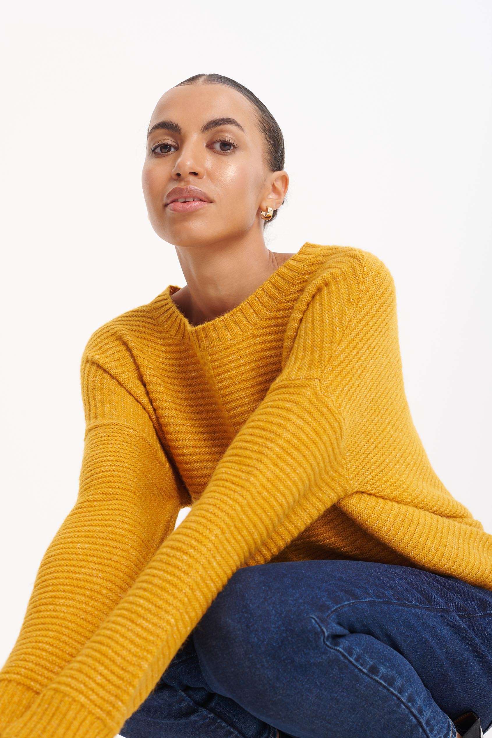 Stylowy sweter w musztardowym kolorze