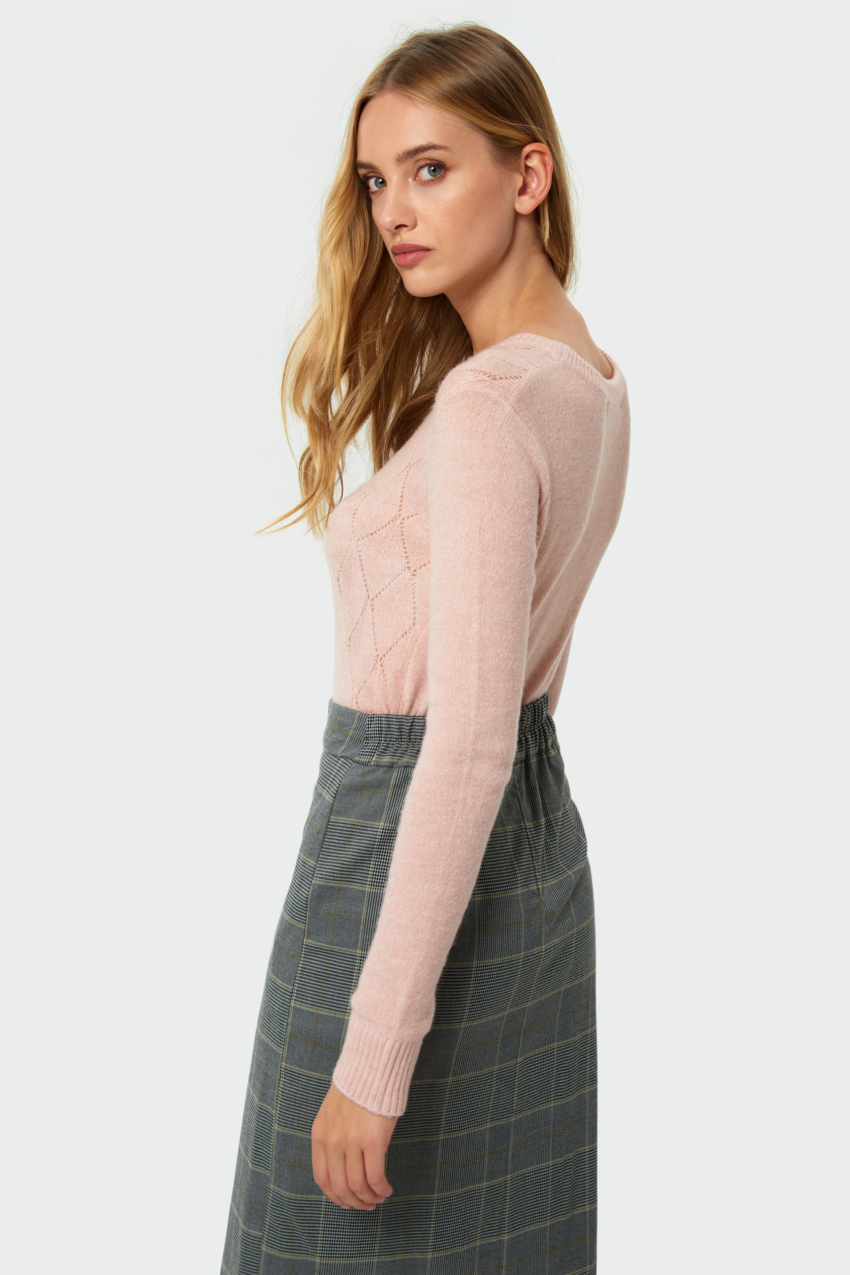 Miękki sweter o dopasowanym kroju