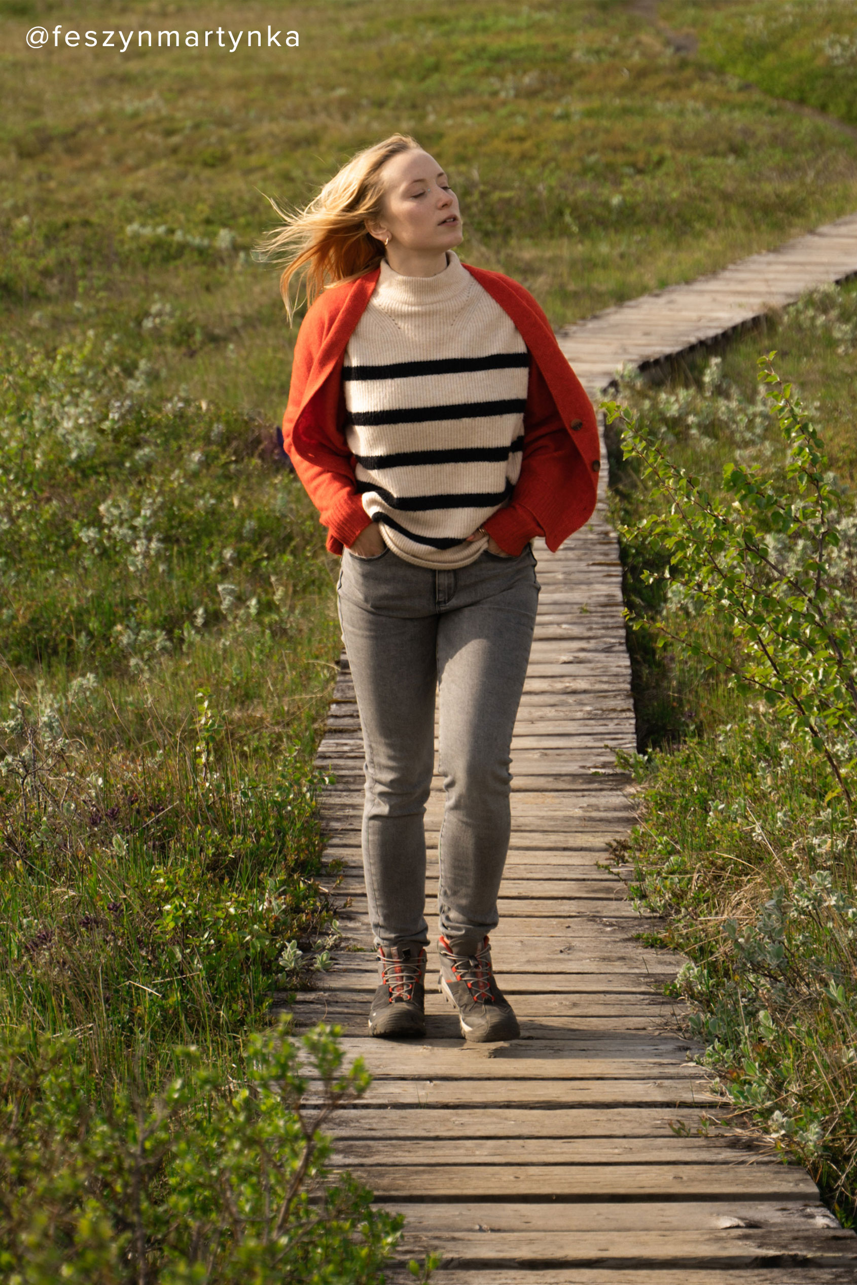 Kremowo-czarny sweter w paski