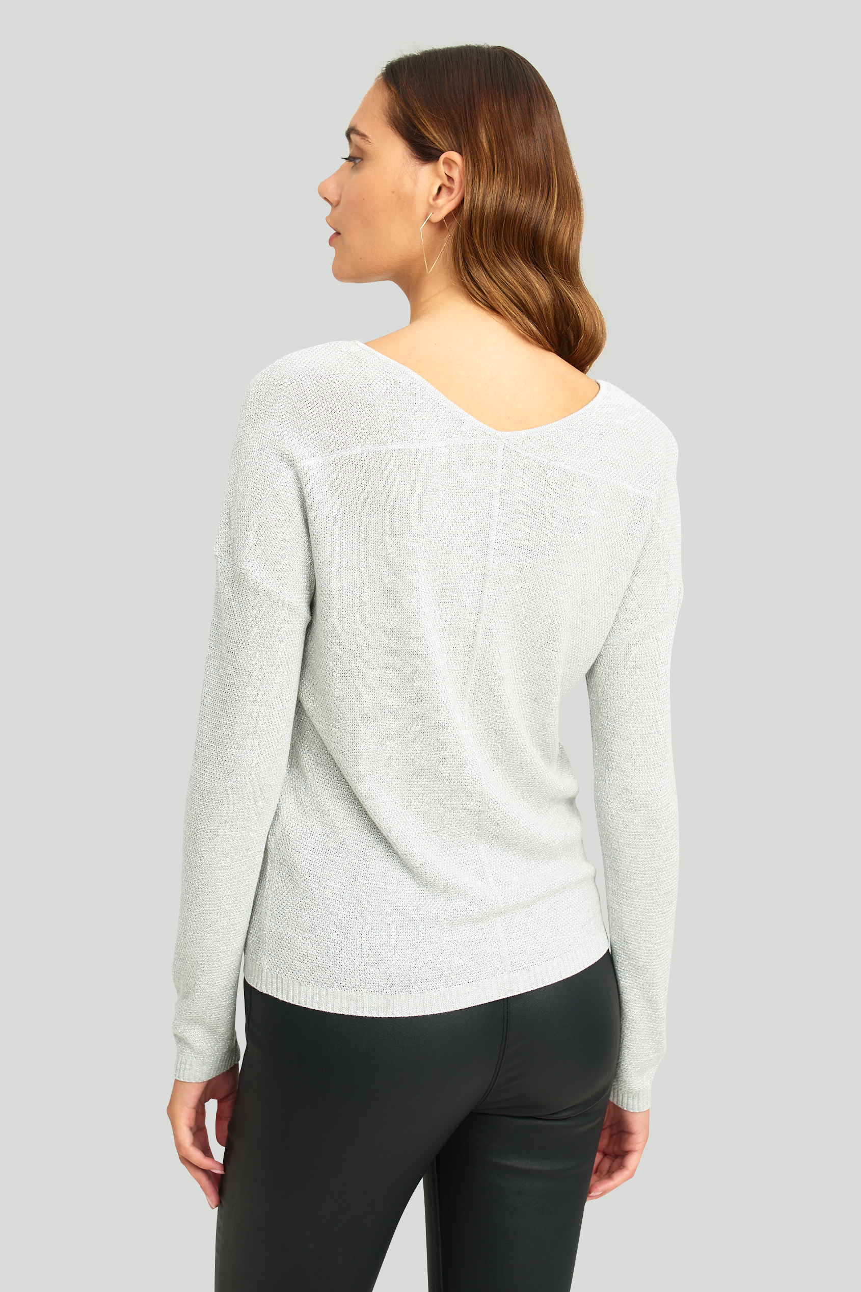 Sweter z połyskującą nitką i ozdobnym przeszyciem na plecach