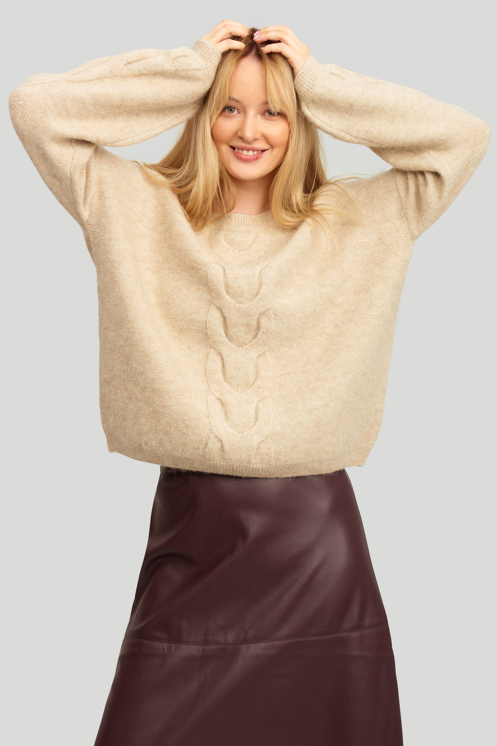 Sweter o luźnym kroju z ozdobnymi warkoczami, beżowy