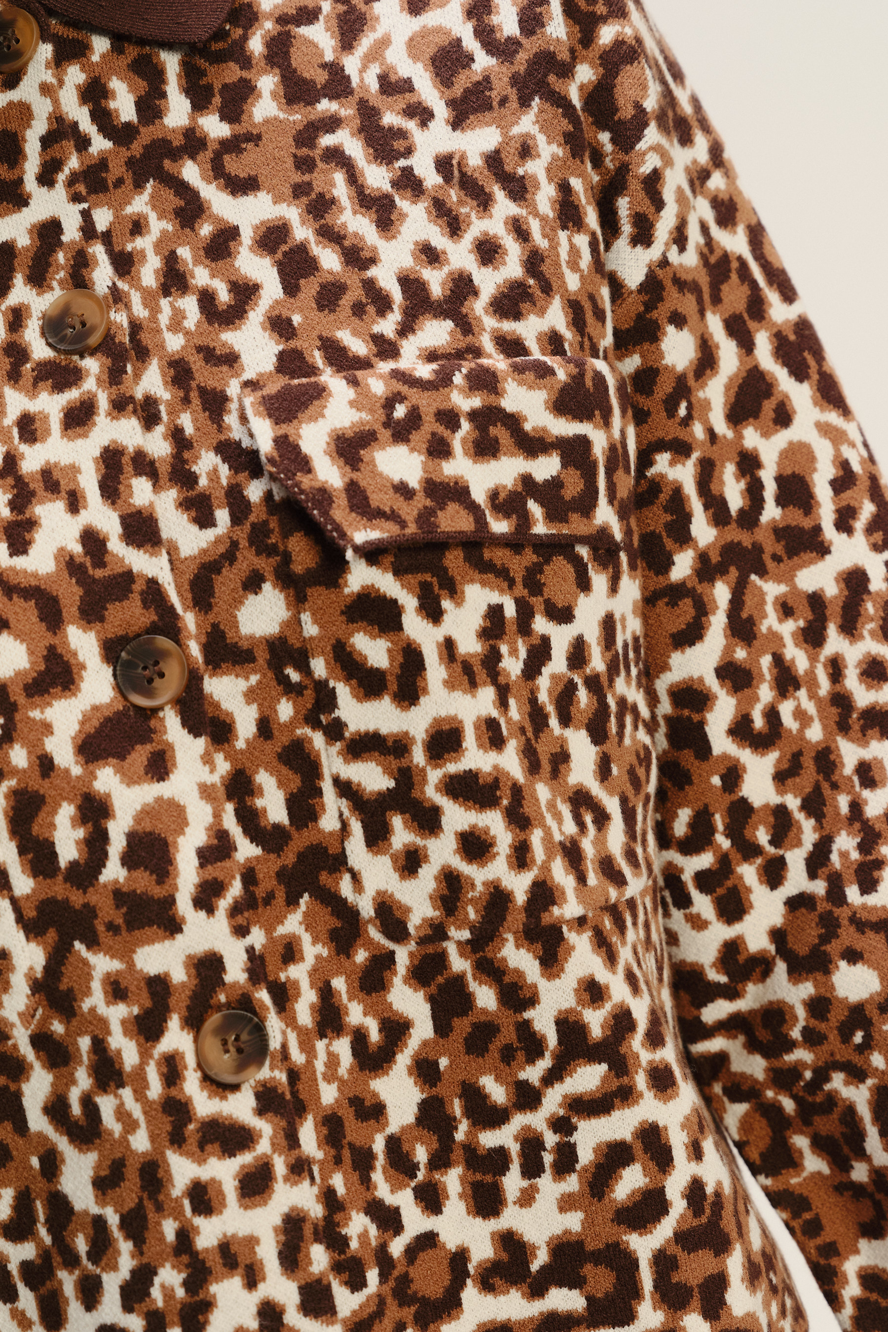 Efektowny panterkowy kardigan z kontrastowym kołnierzykiem