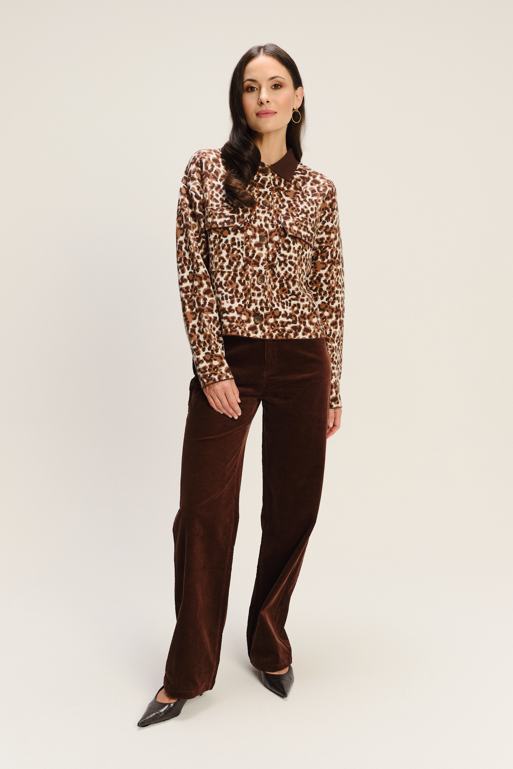 Efektowny panterkowy kardigan z kontrastowym kołnierzykiem