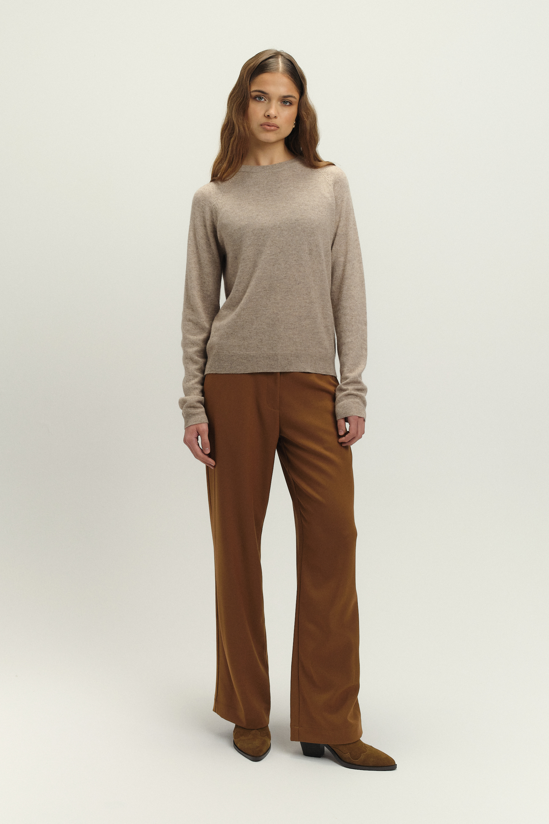 Beżowy uniwersalny sweter z dodatkiem wełny