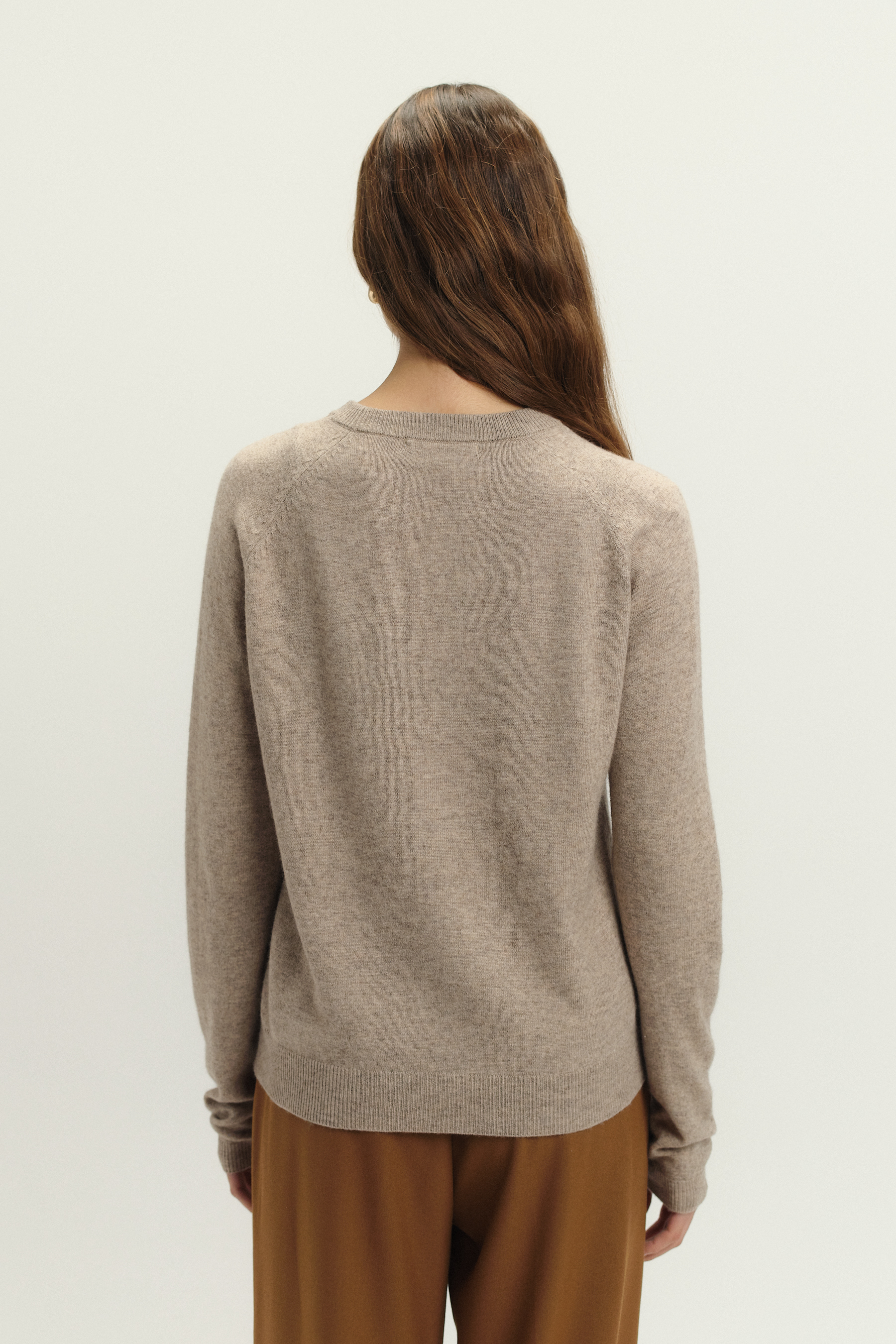 Beżowy uniwersalny sweter z dodatkiem wełny