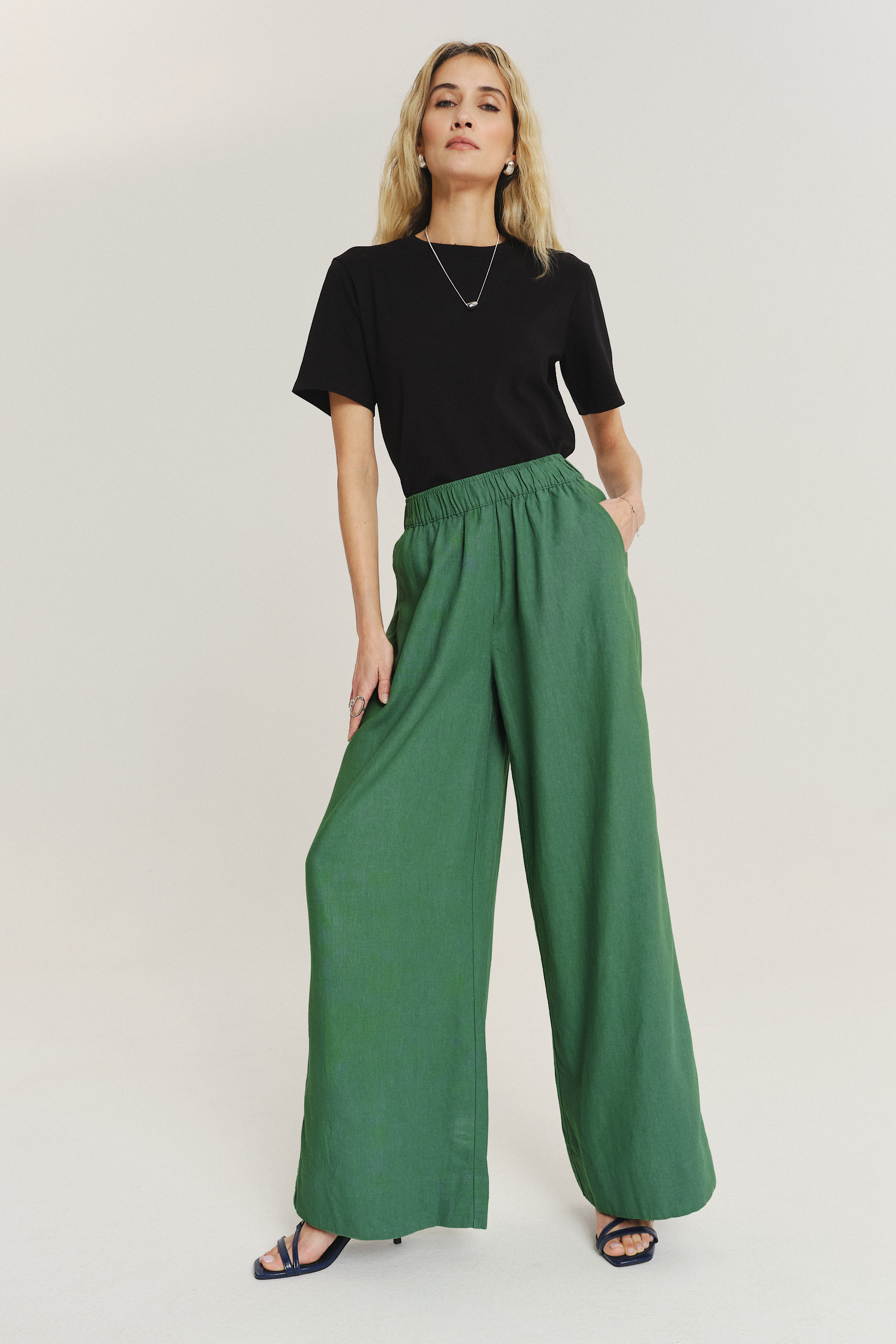 Szerokie wiskozowo-lniane spodnie w oliwkowym kolorze