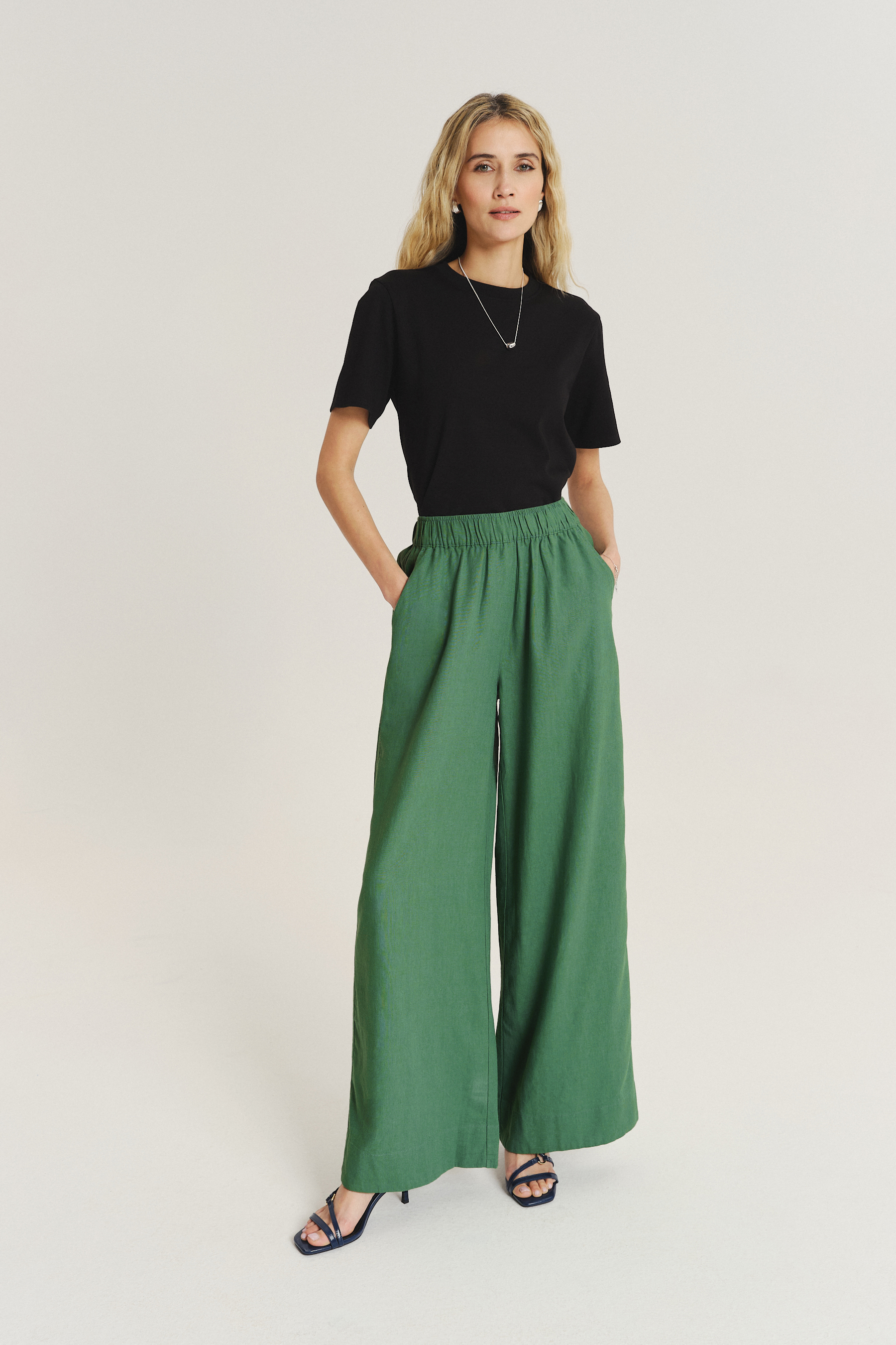 Szerokie wiskozowo-lniane spodnie w oliwkowym kolorze Greenpoint