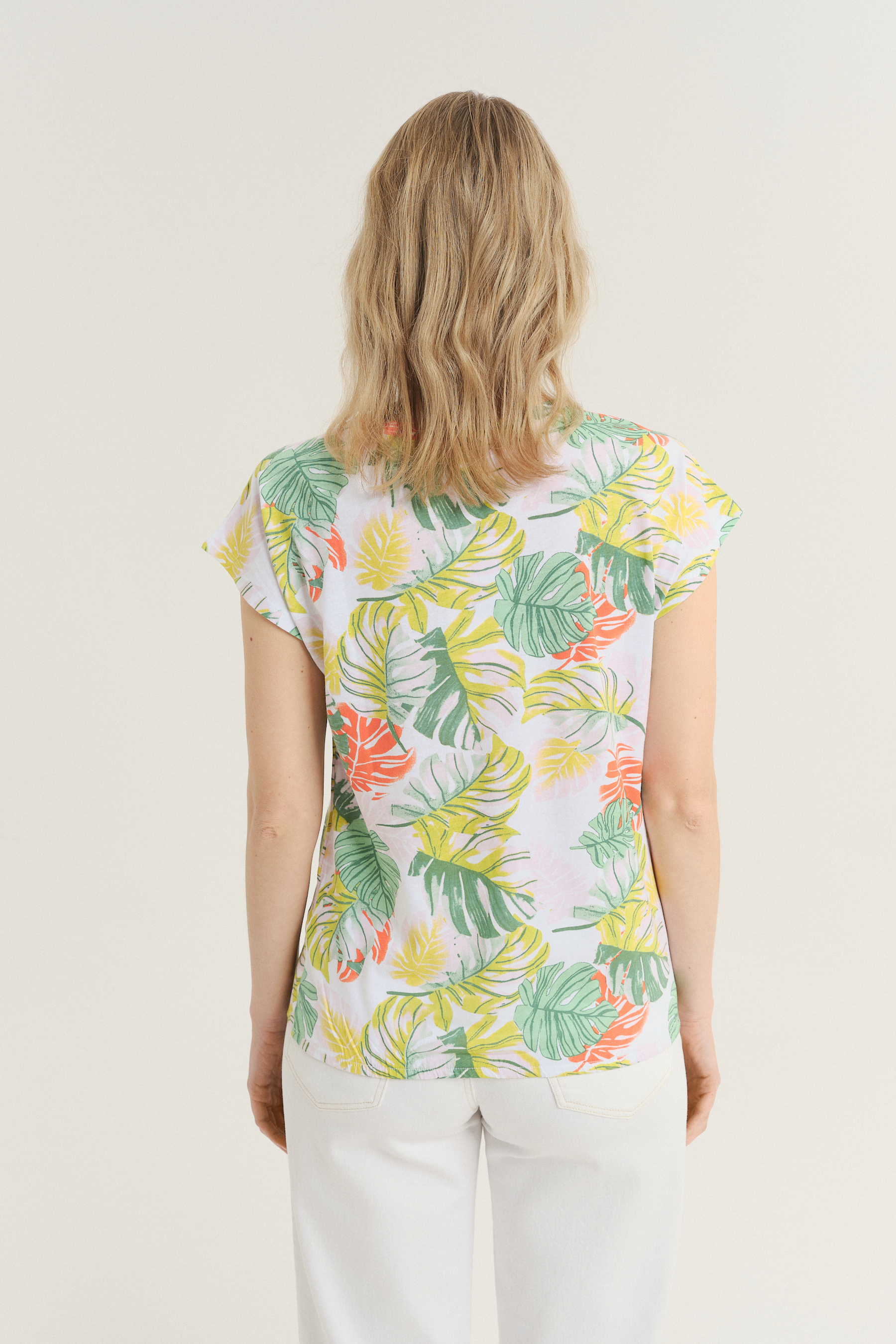 Biały top z kolorowym wzorem tropic